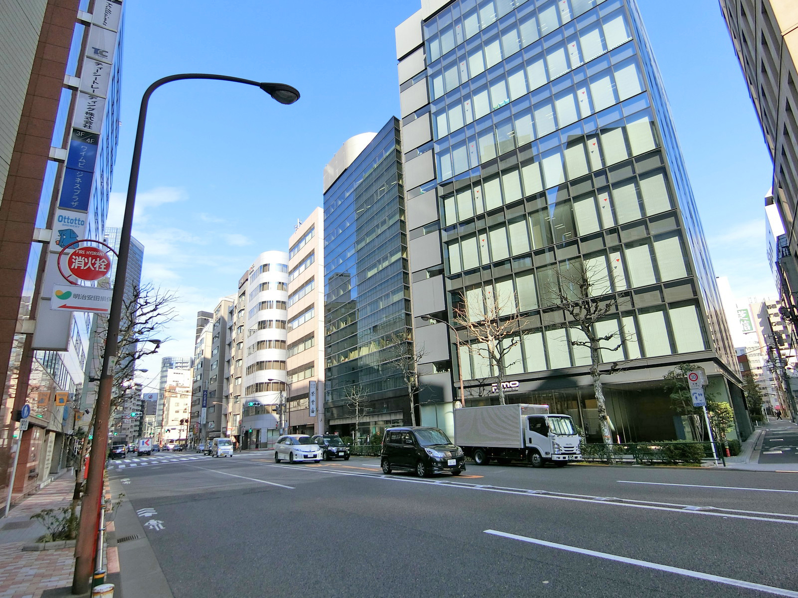 外堀通り沿いに立地