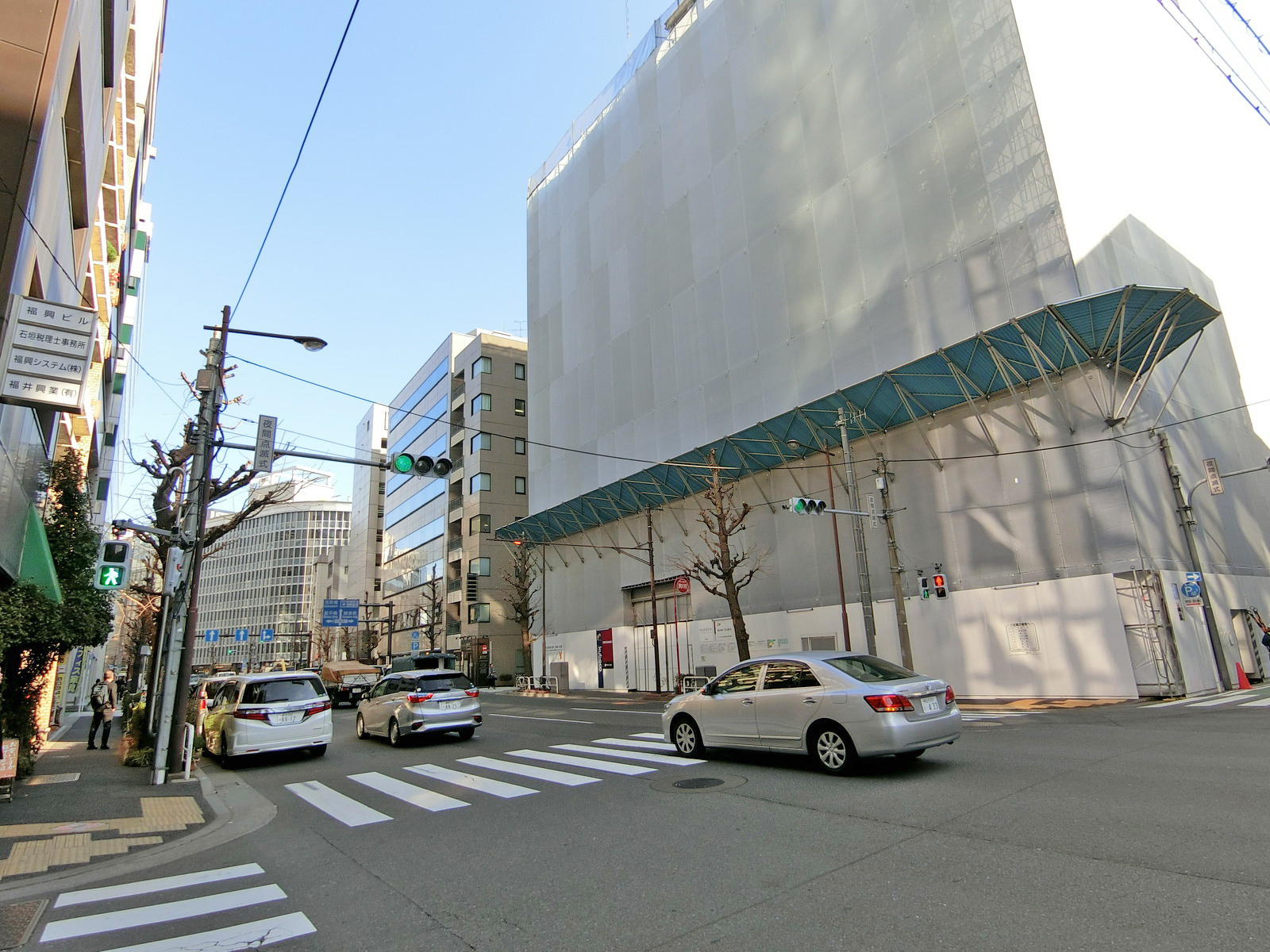 周辺はオフィスや店舗が多いエリア