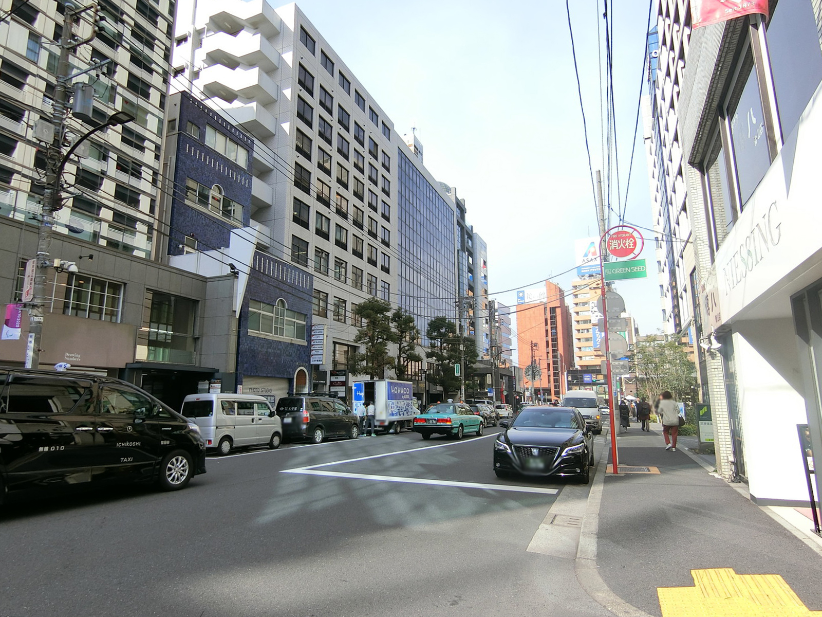 ビル前の骨董通り