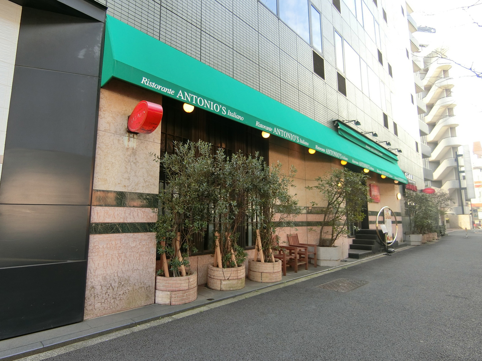 近くのイタリア料理店 ANTONIO'S
