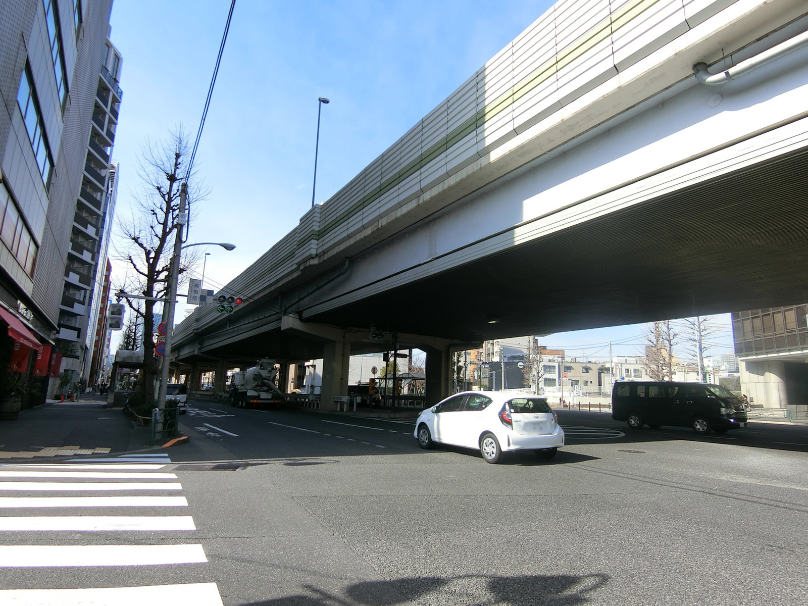 近くの六本木通り