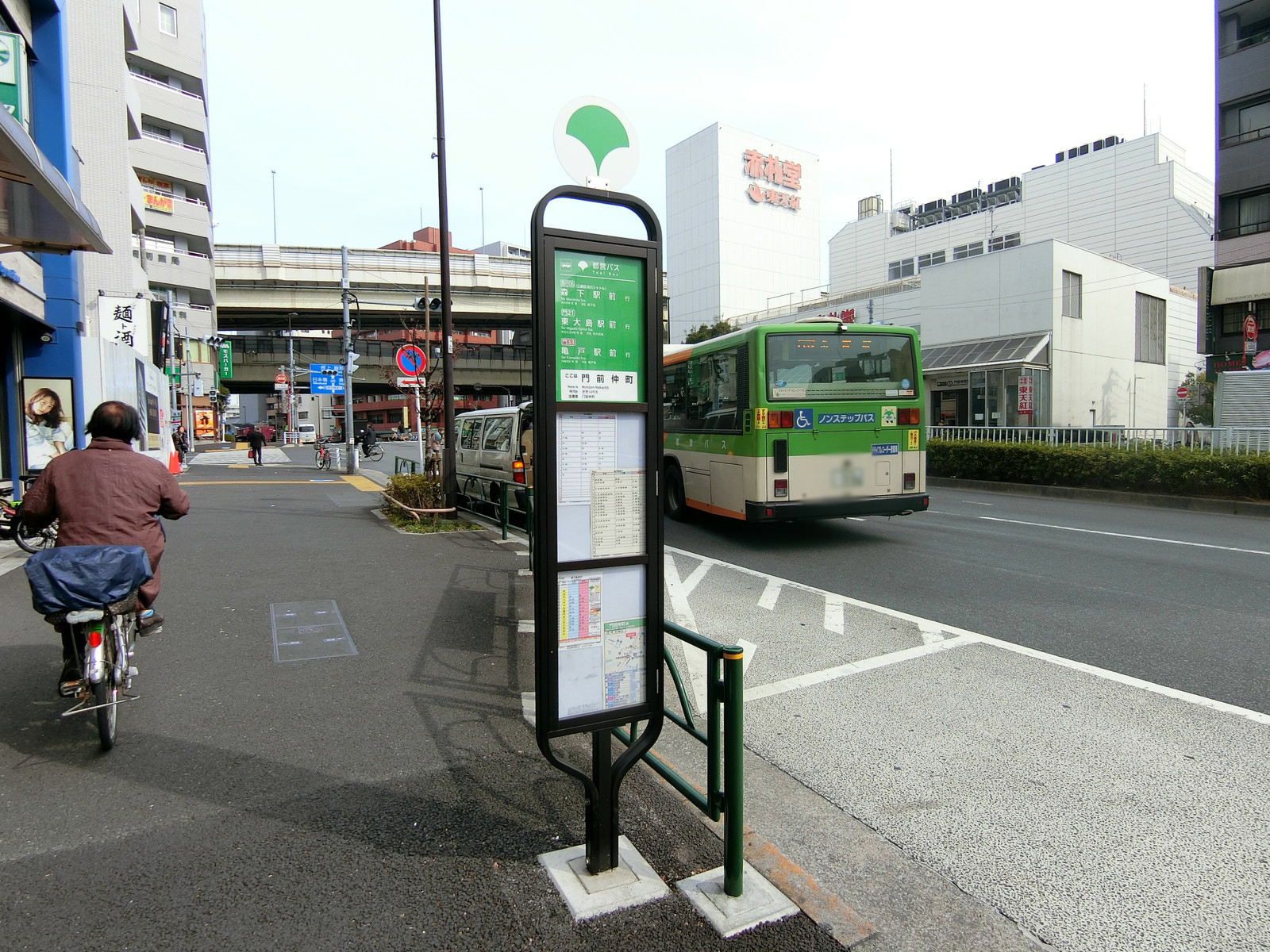 近くのバス停「門前仲町」