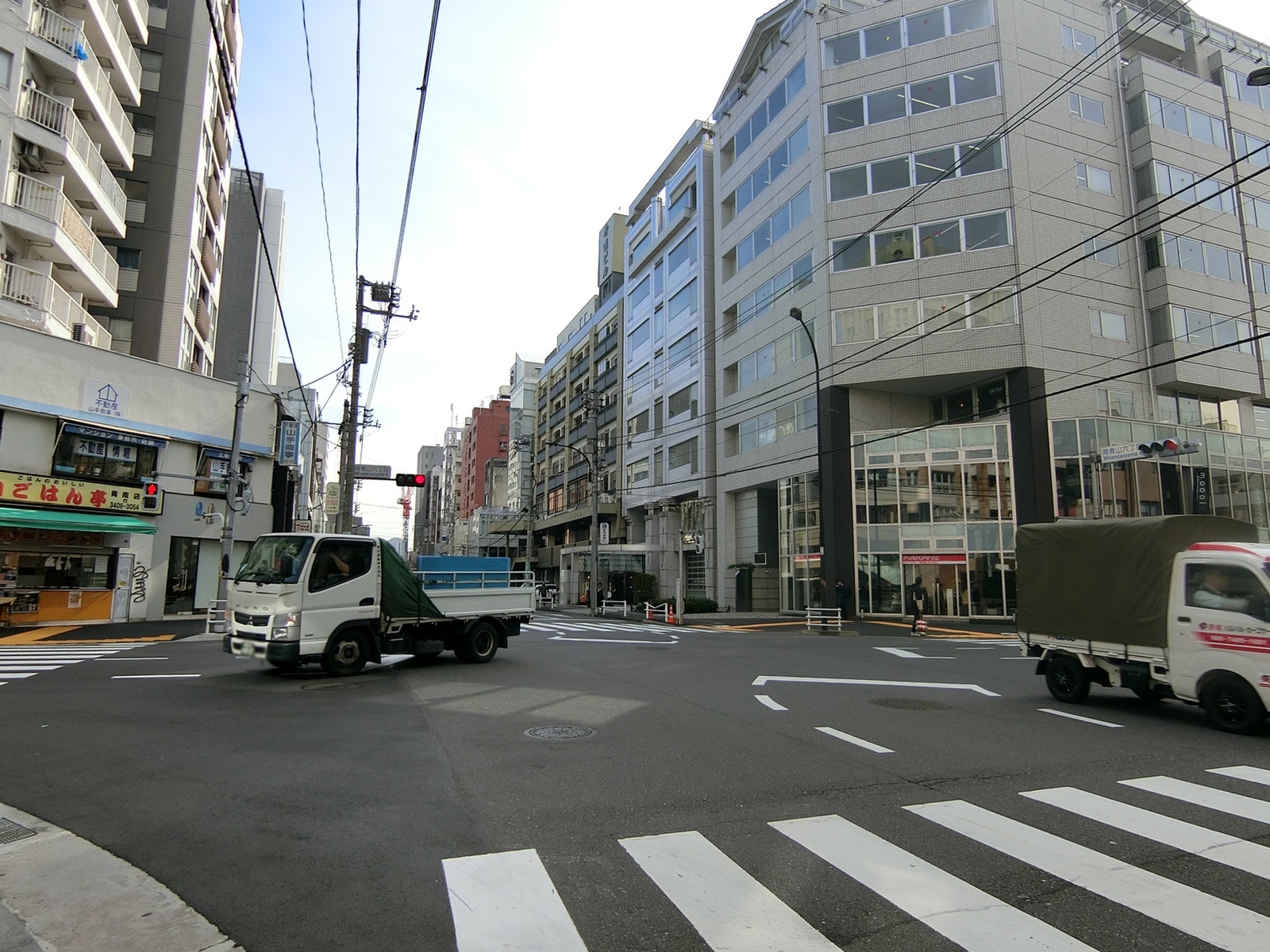 南青山NYKビル前面の通り