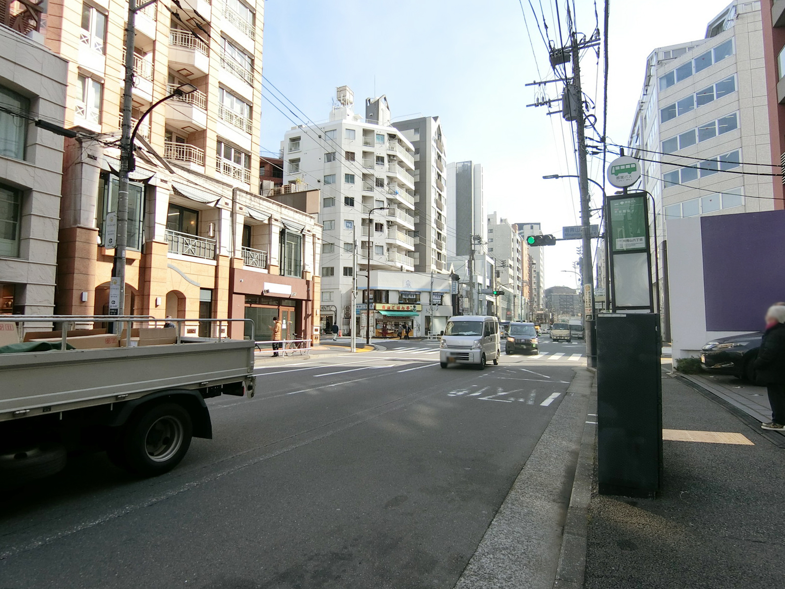 三越南青山ハウス前面の骨董通り