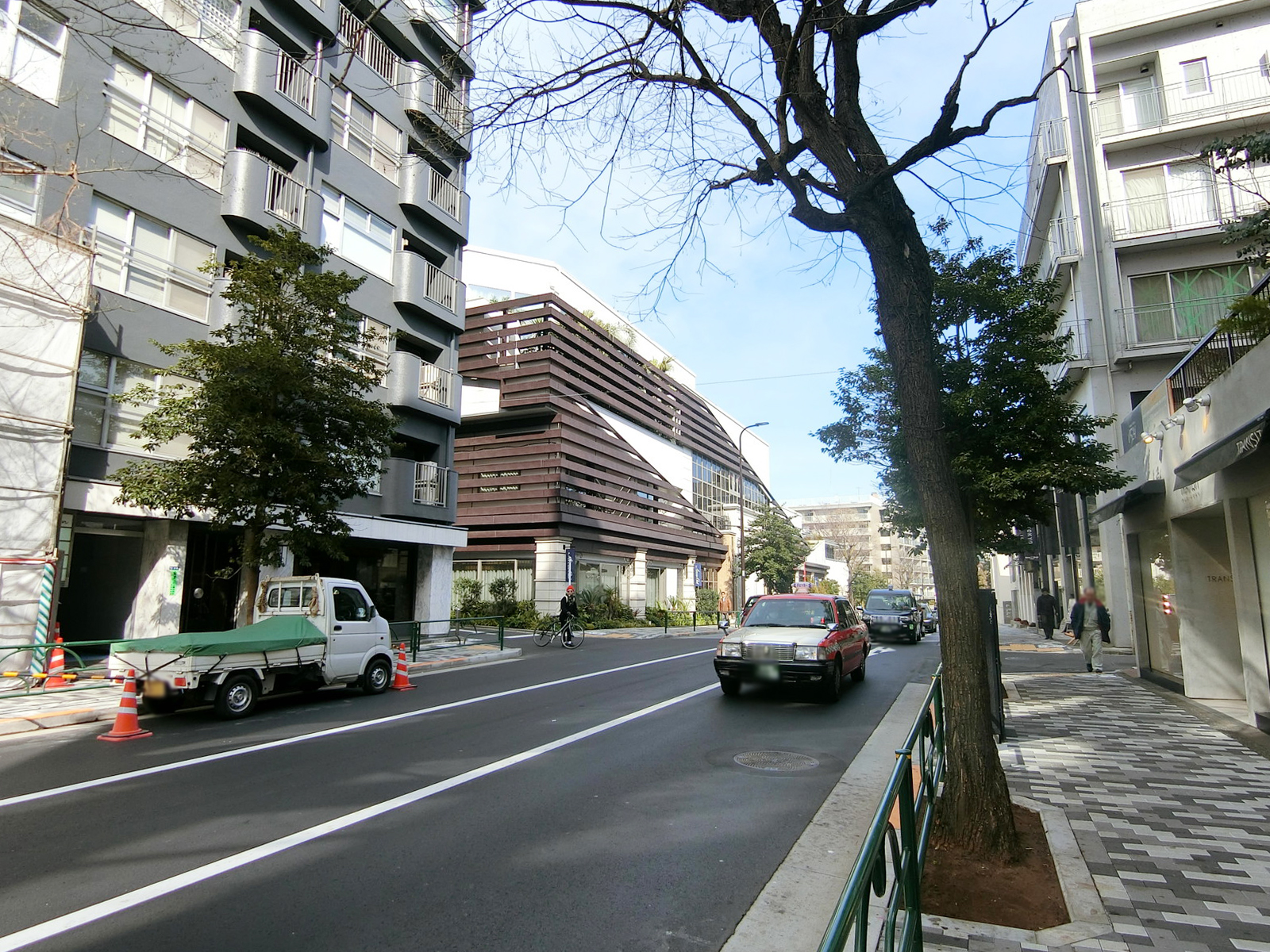 サーラ南青山 前面の通り