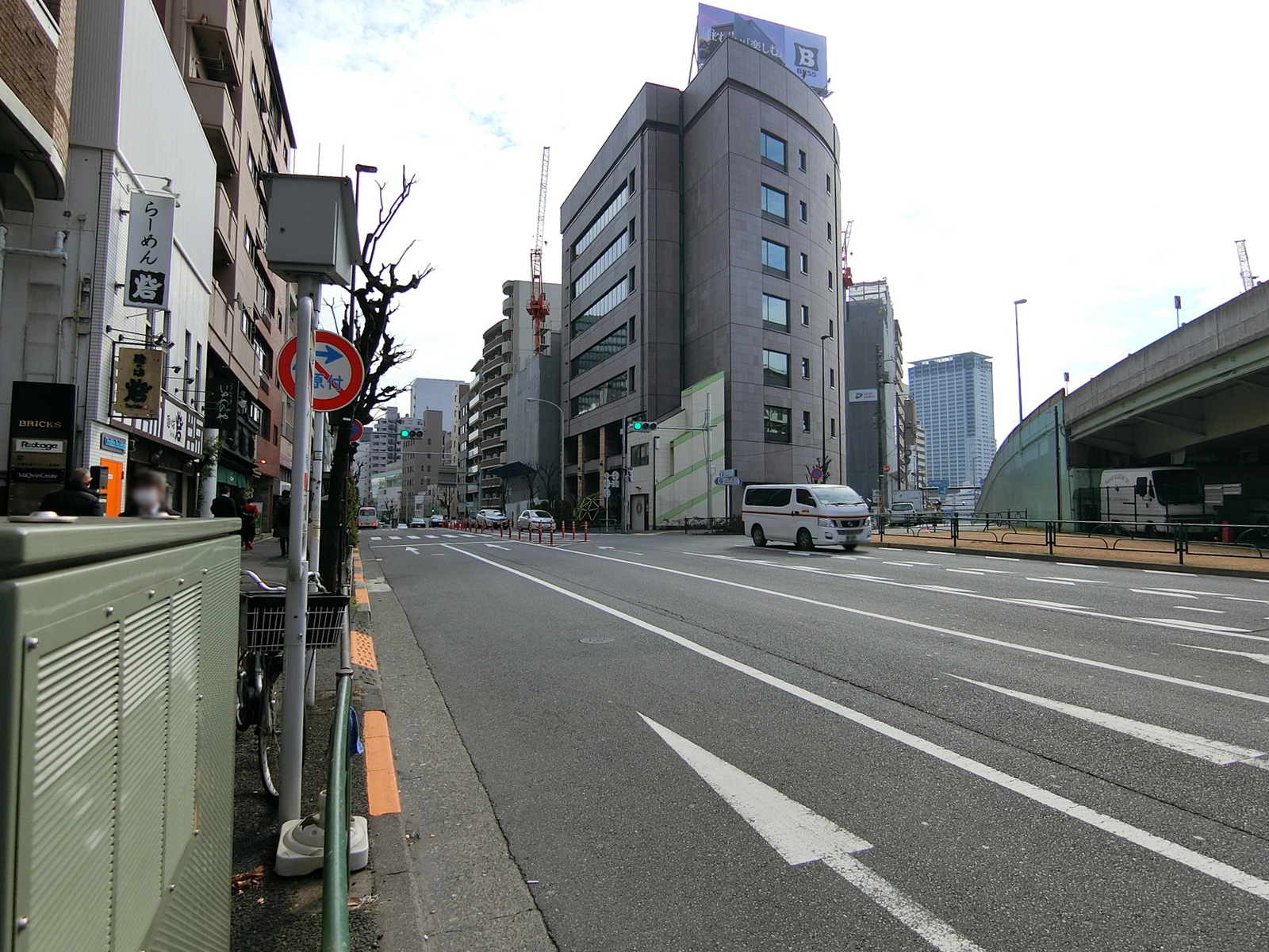 前面の旧山手通り