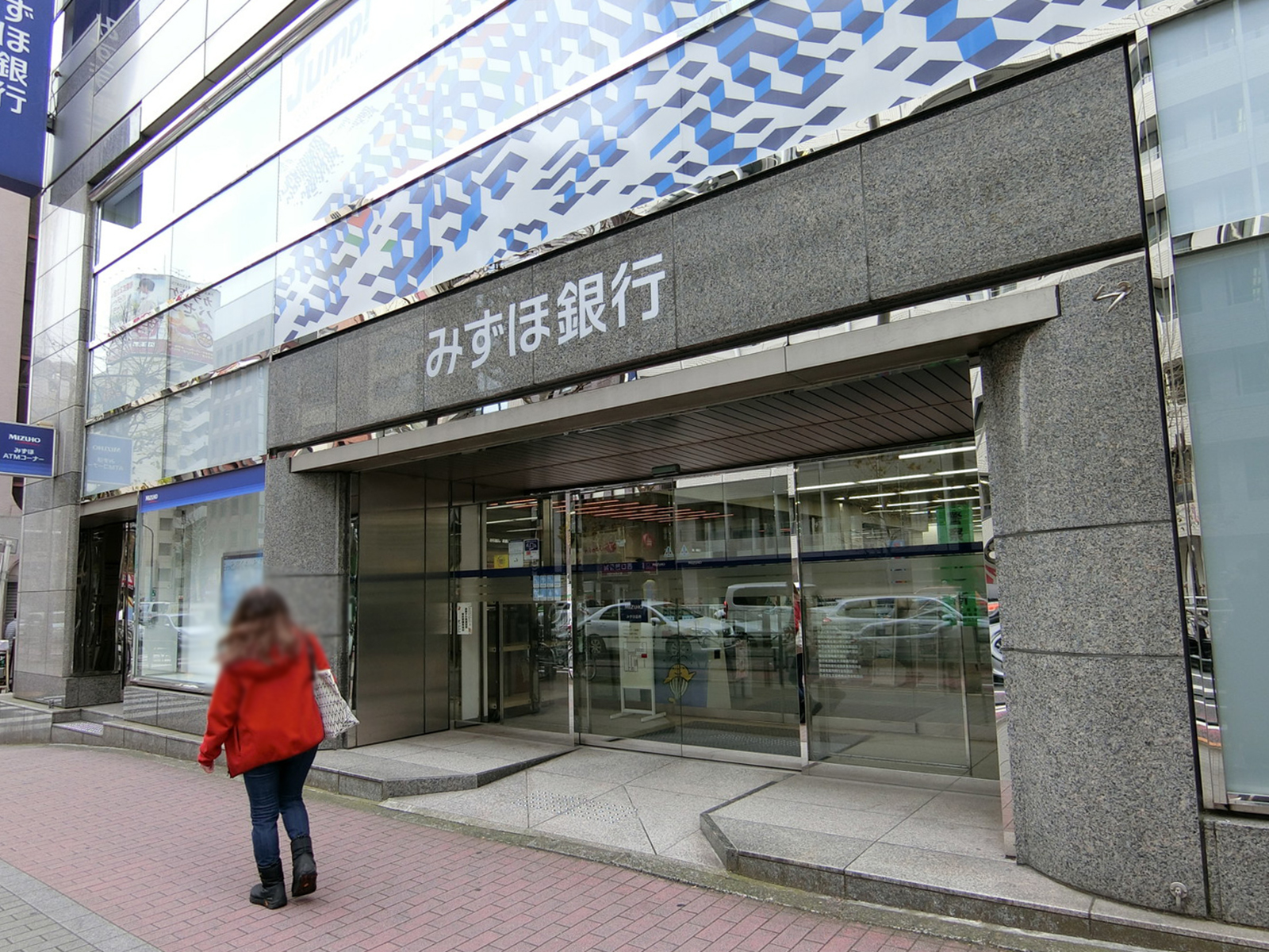 徒歩2分のみずほ銀行 新橋支店