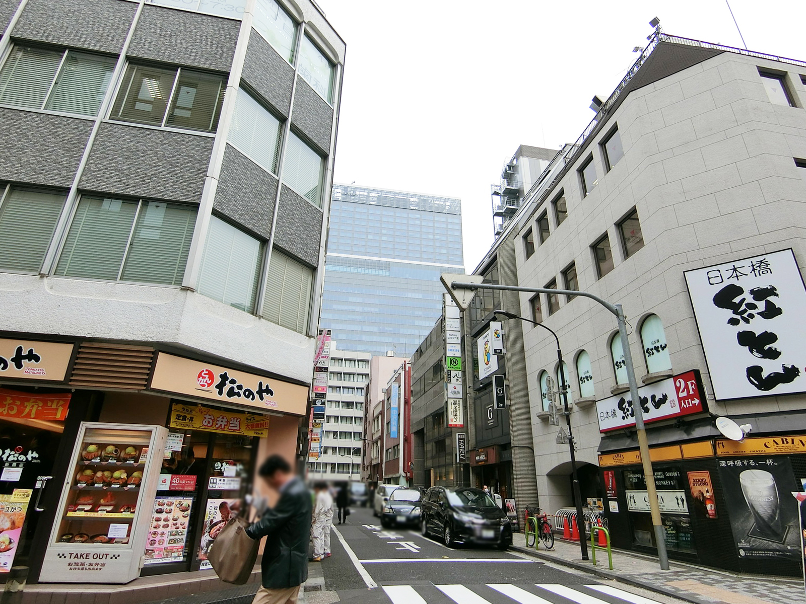 周辺は飲食店が豊富なエリア