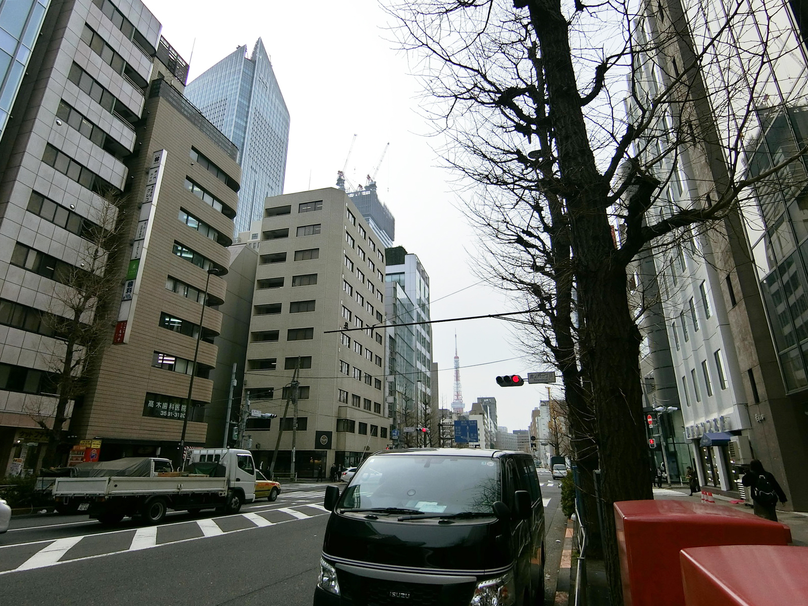 虎ノ門桜田通ビル前面の桜田通り