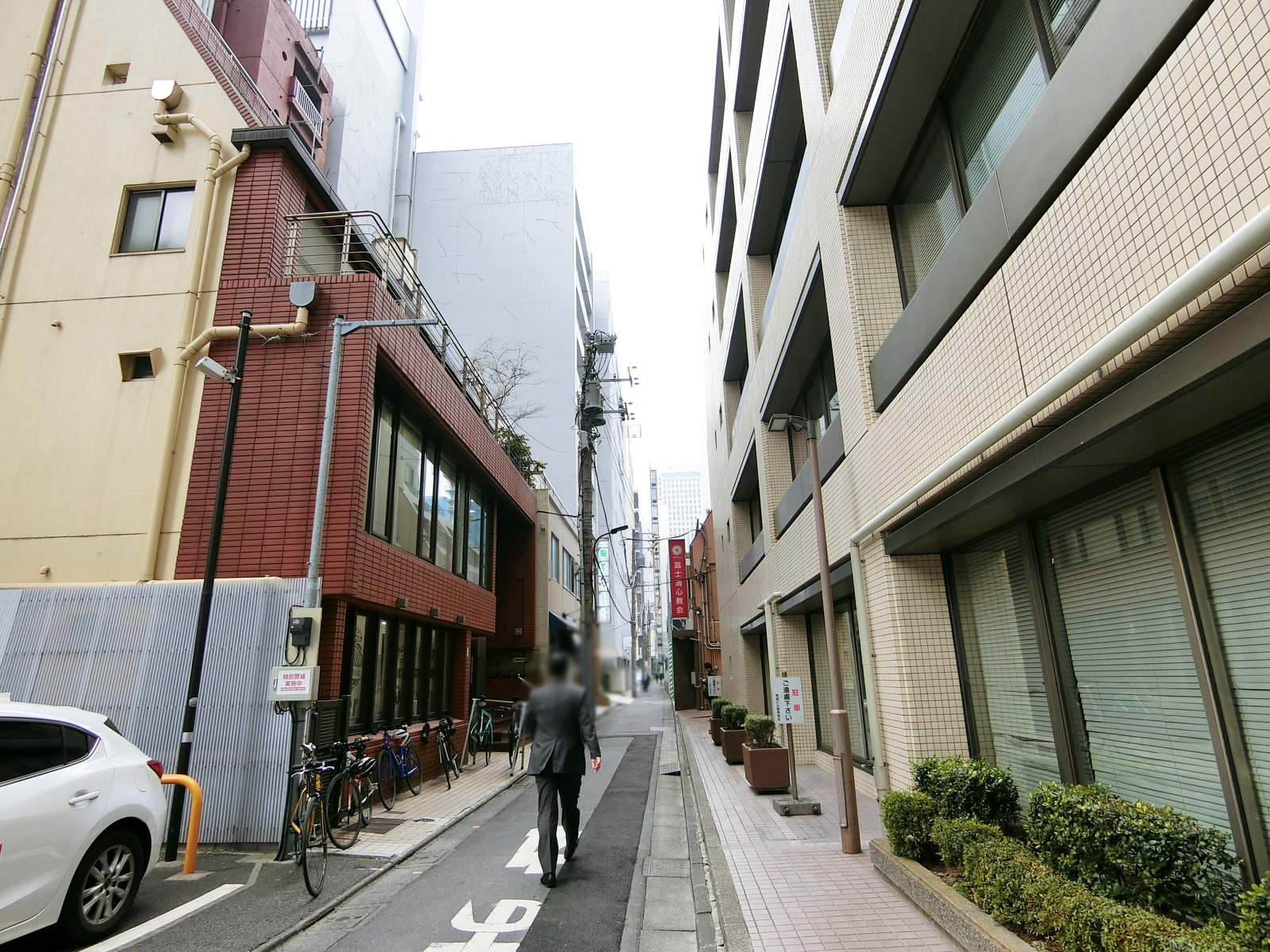 ビュロー西新橋前面の通り
