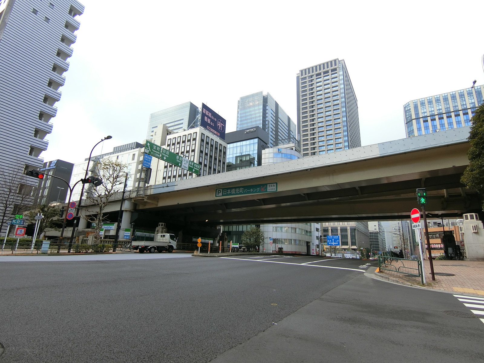 前面の永代通り
