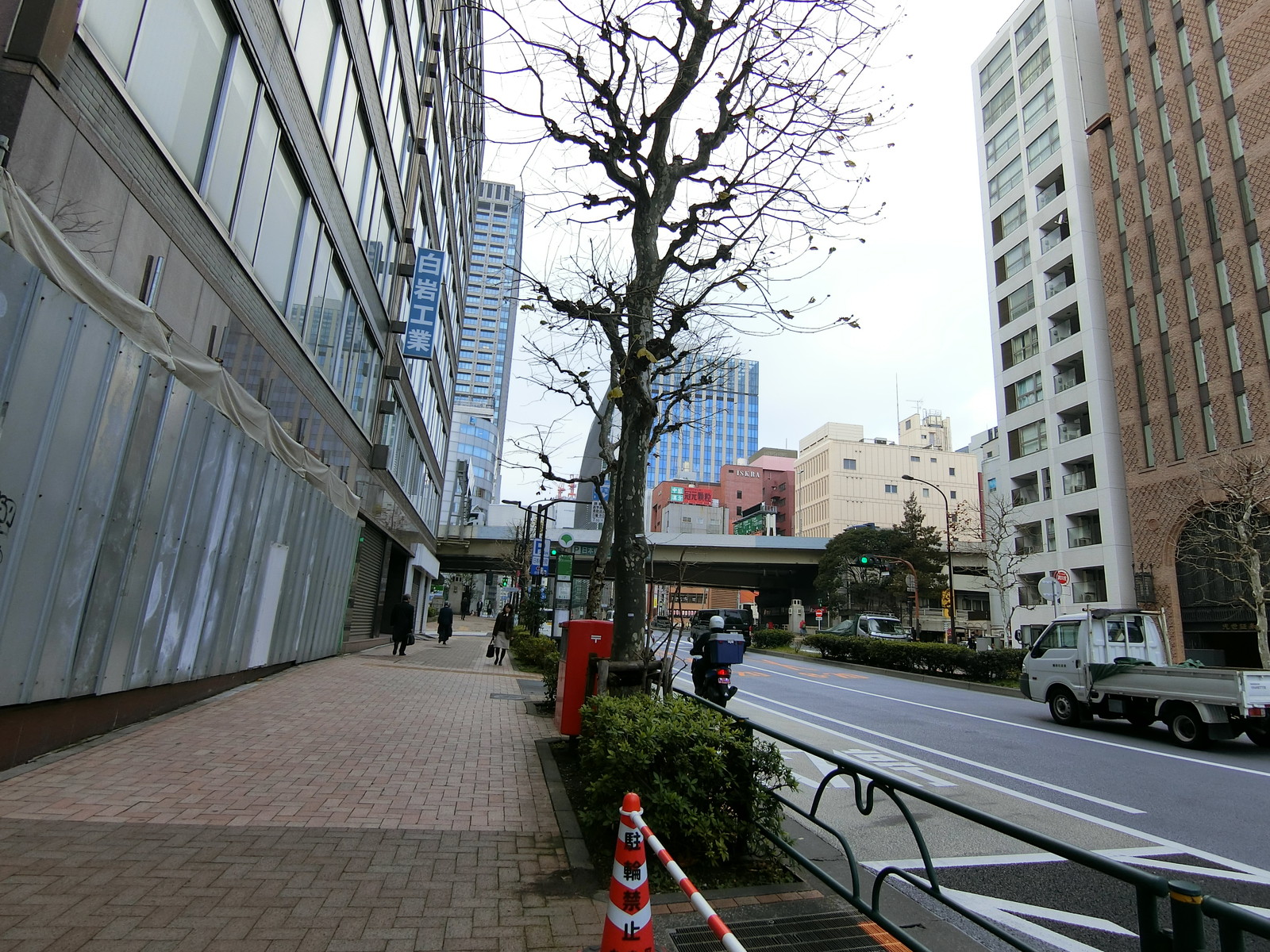 太洋ビルディング第一新館前面の歩道