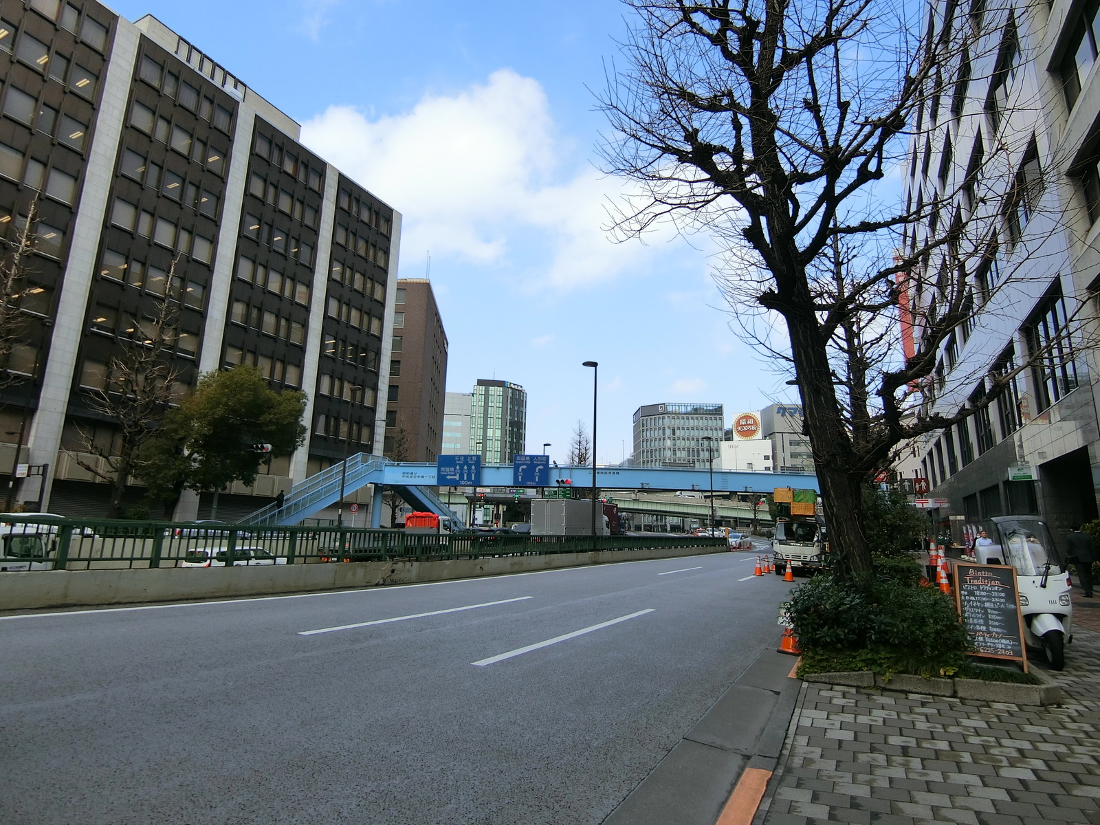 クローバー日本橋ビル前面の通り