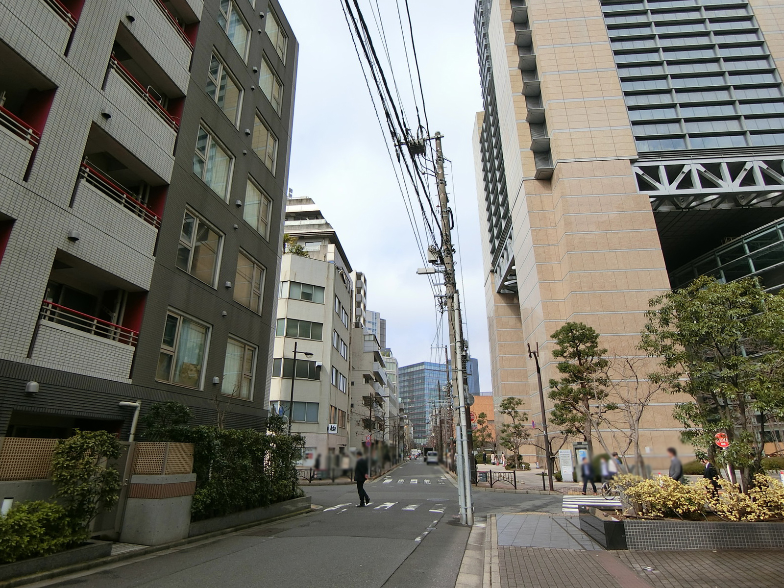 日高ビル前面の通り