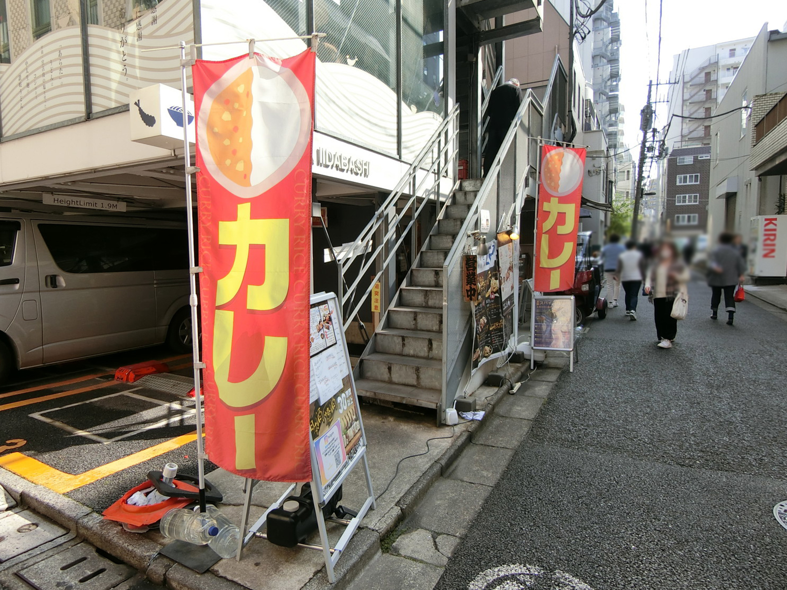 周辺は飲食店が豊富なエリア