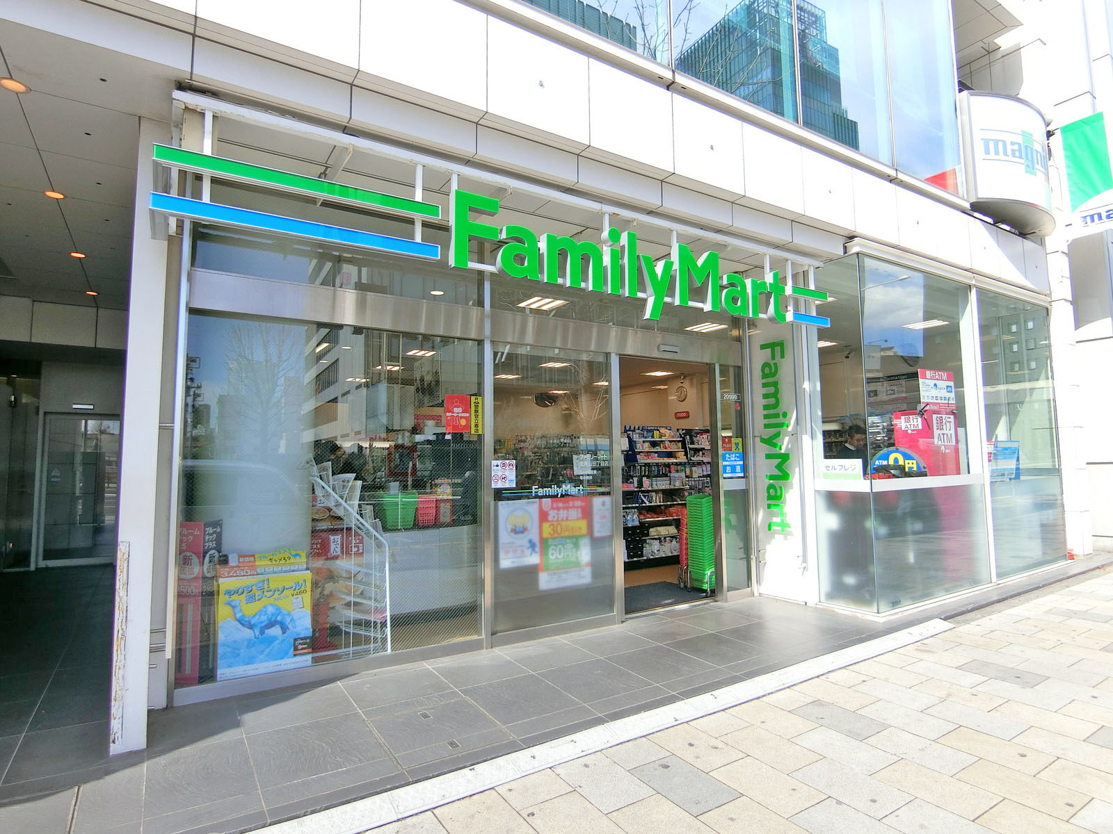 徒歩1分のファミリーマート北青山三丁目店