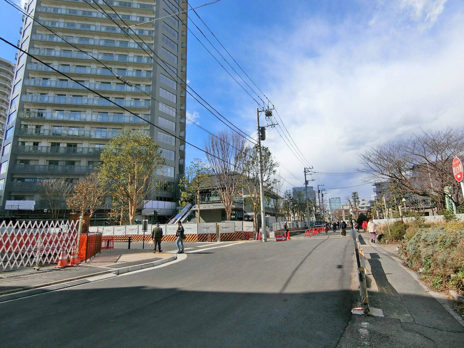 周辺はオフィスや店舗が多いエリア