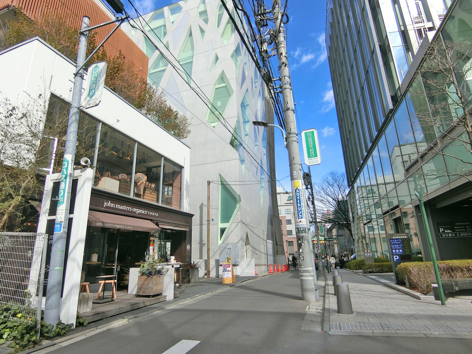周辺はオフィスや店舗が多いエリア