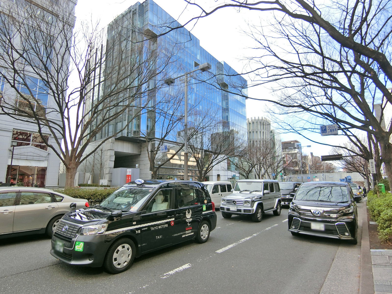 表参道沿いに立地