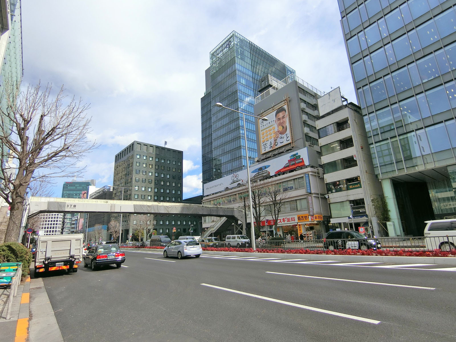 青山通り沿いに立地