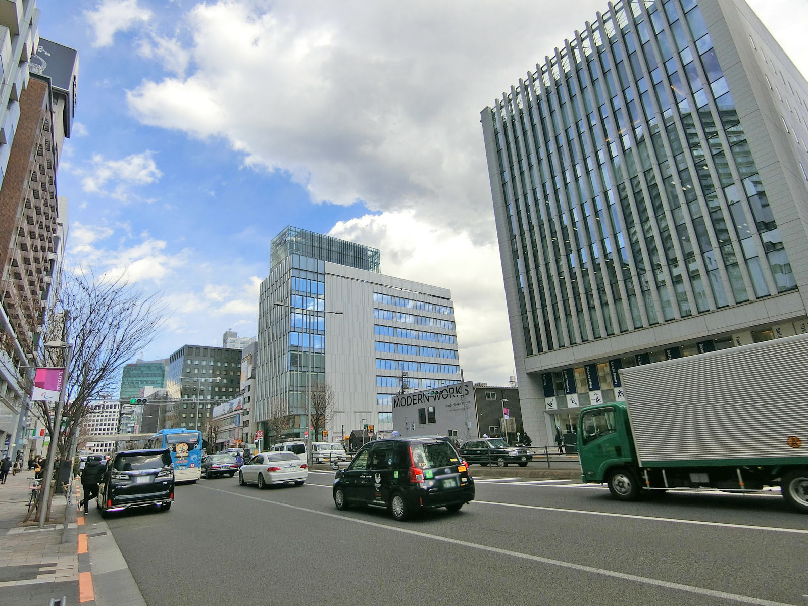 青山通り沿いに立地