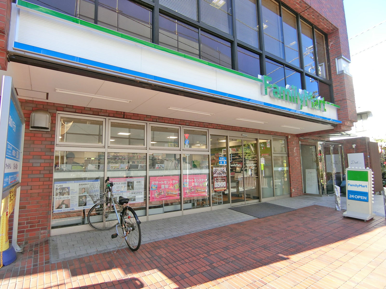 徒歩2分のファミリーマート南青山三丁目店
