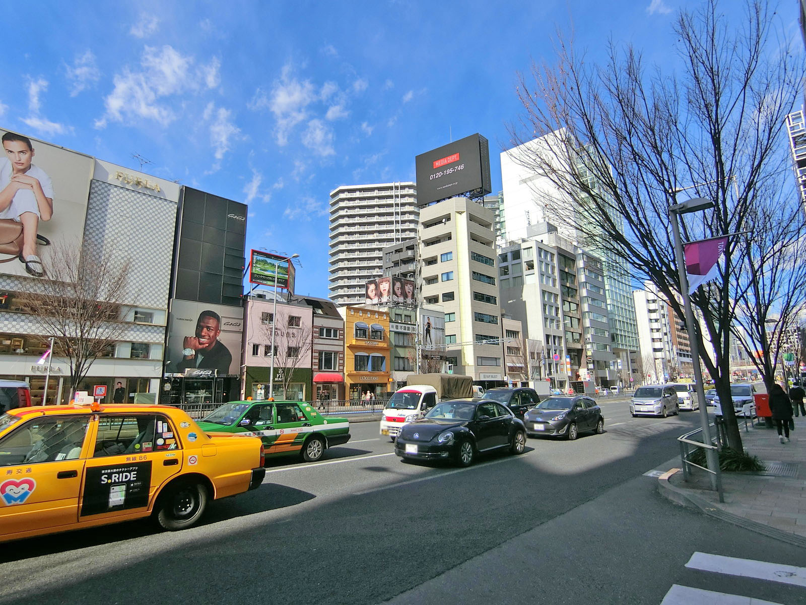 青山通り沿いに立地