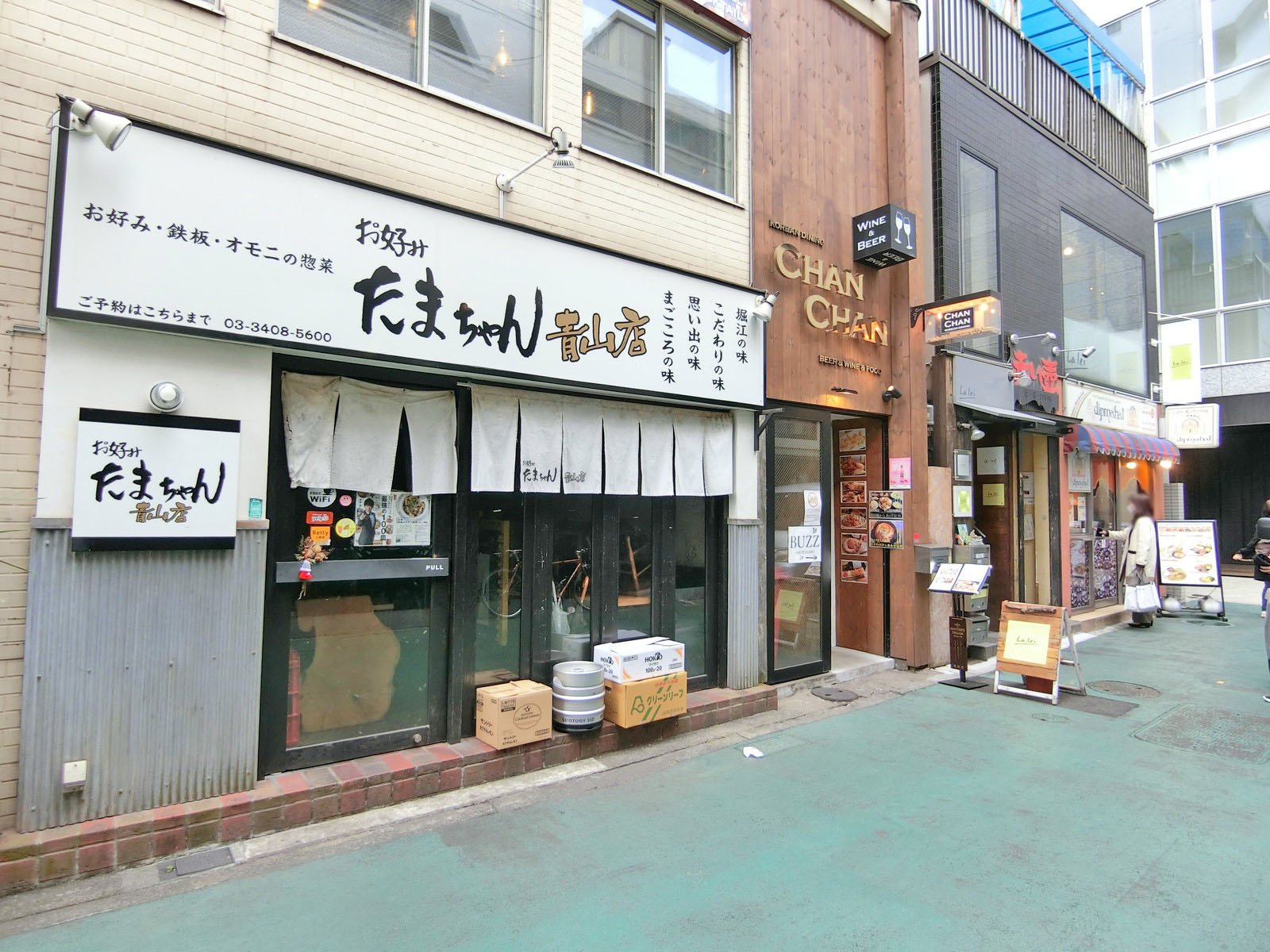 付近には飲食店が充実