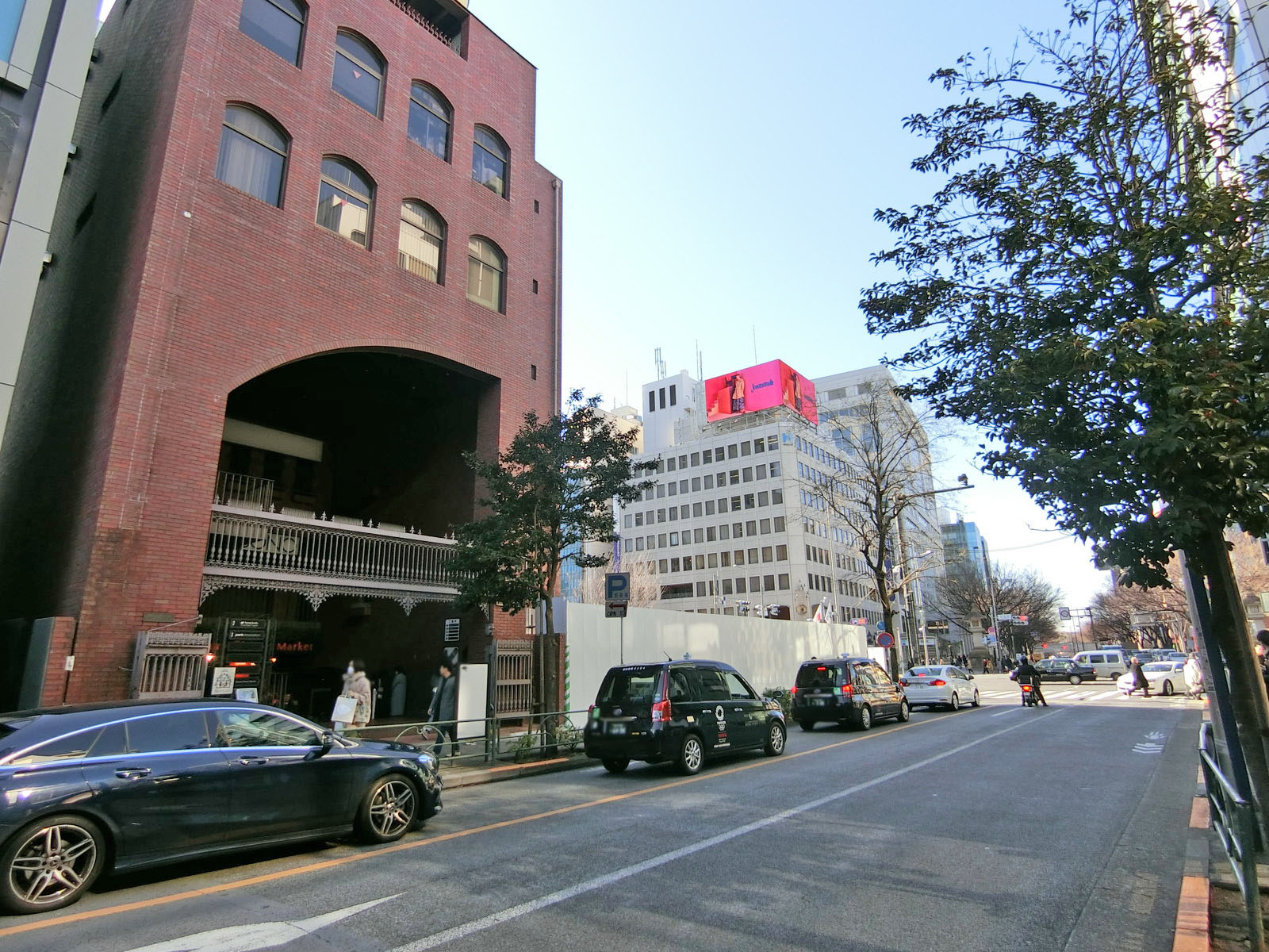 赤坂杉並線沿いに立地