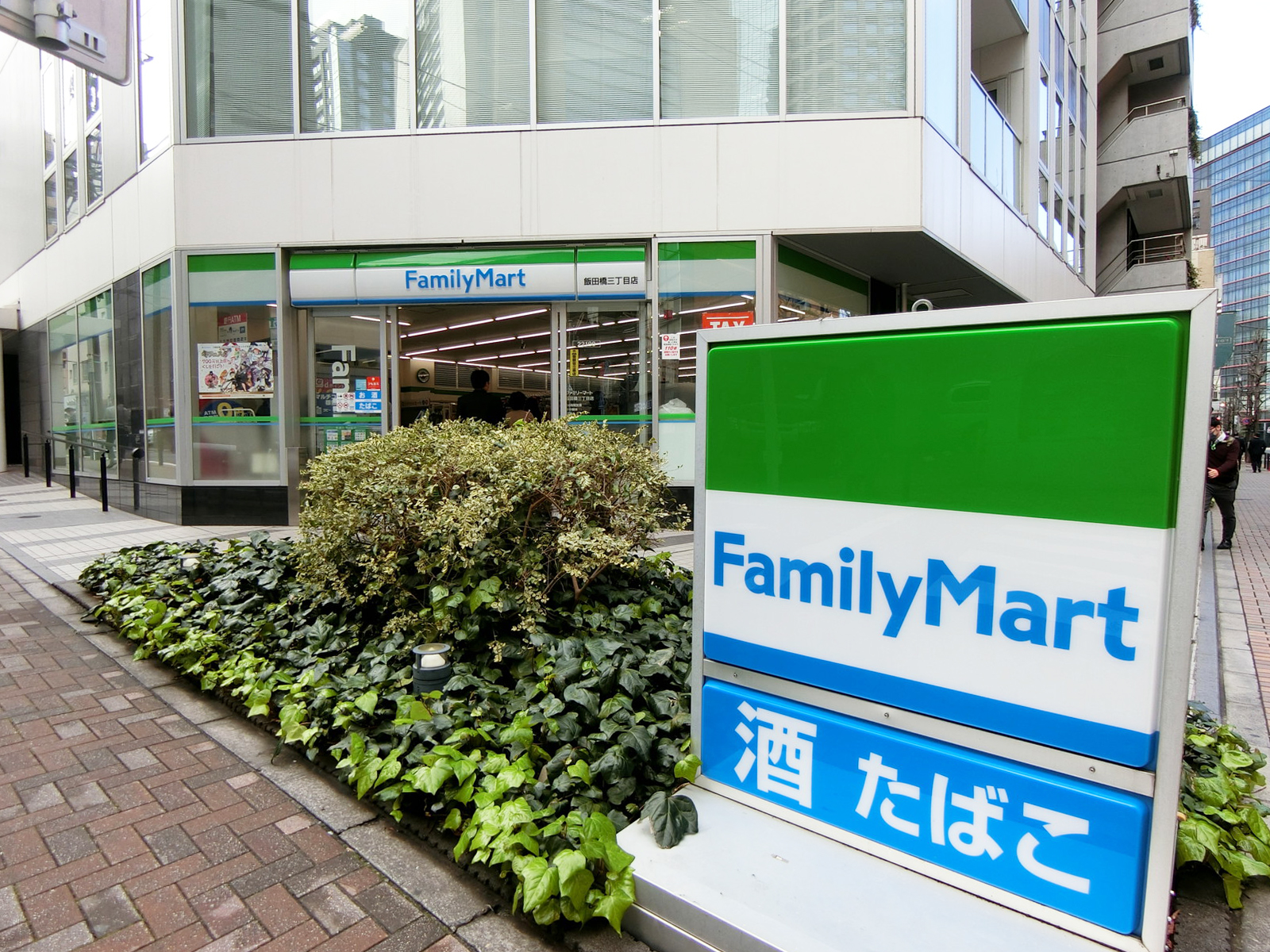 徒歩1分のファミリーマート