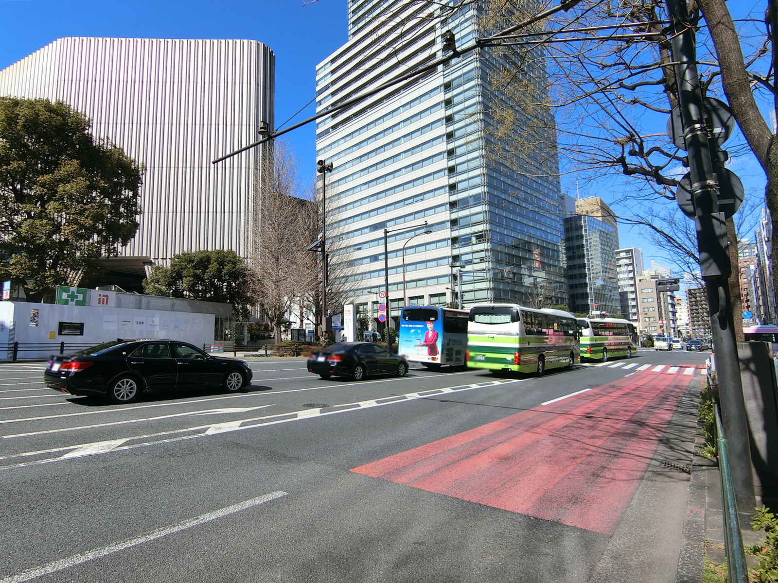 りそな九段ビル前面の内堀通り