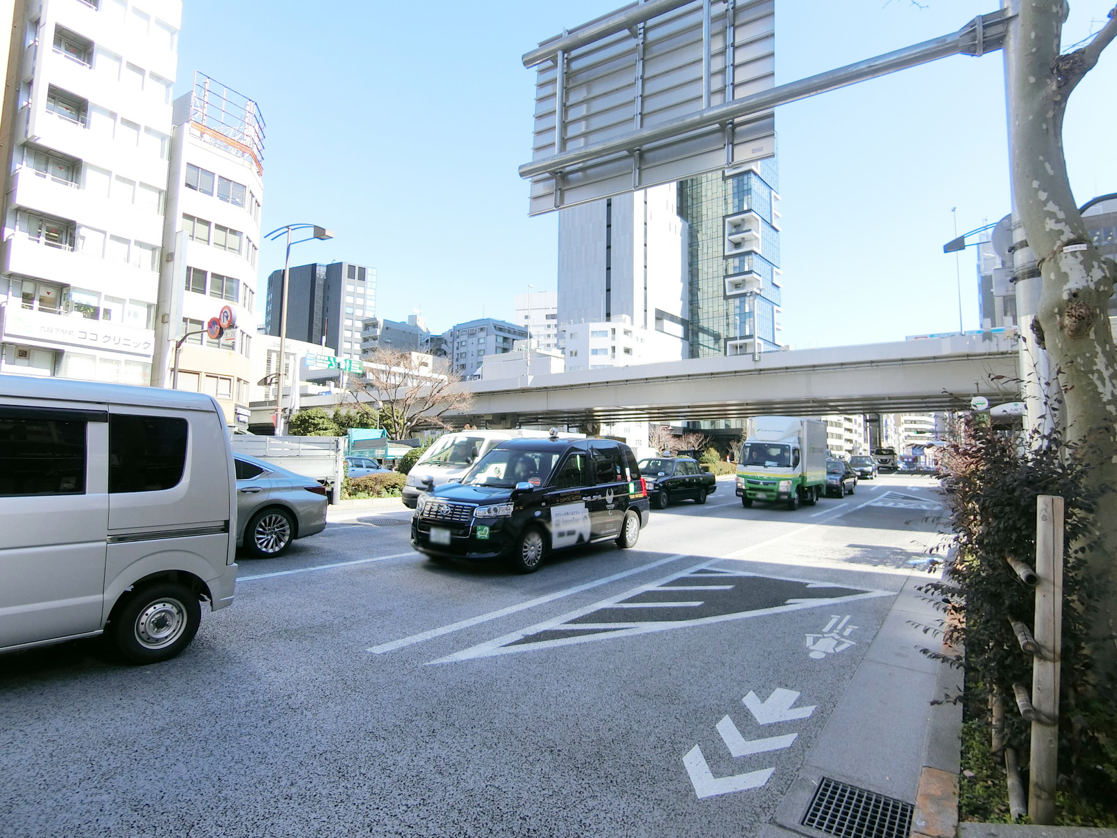 近くの靖国通り