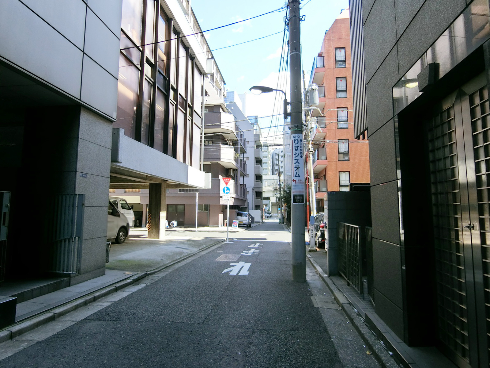 セーキビル前面の通り