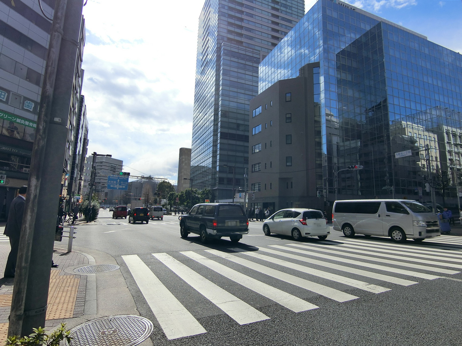 ビル前の目白通り
