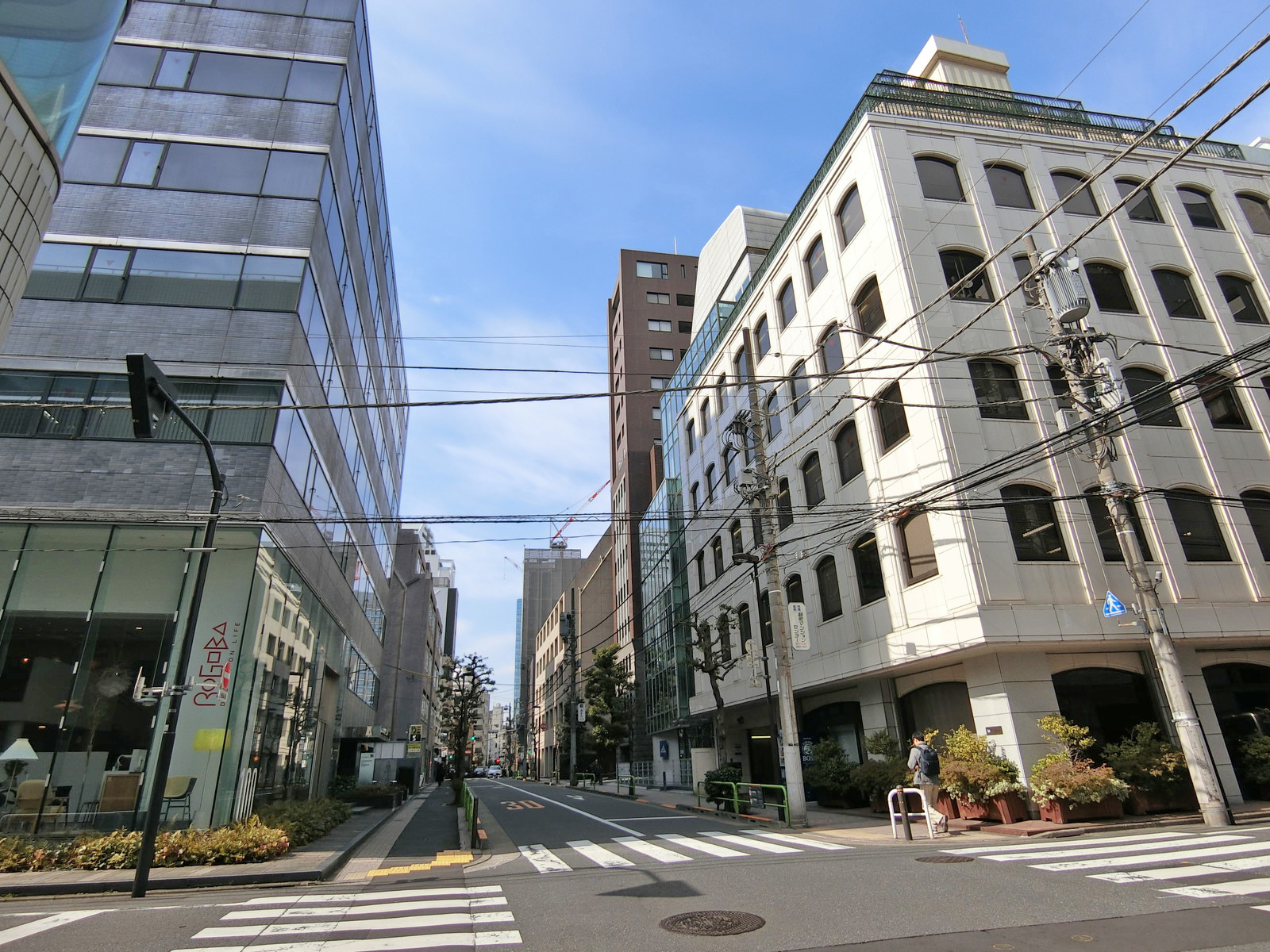 周辺はオフィスや店舗が多いエリア