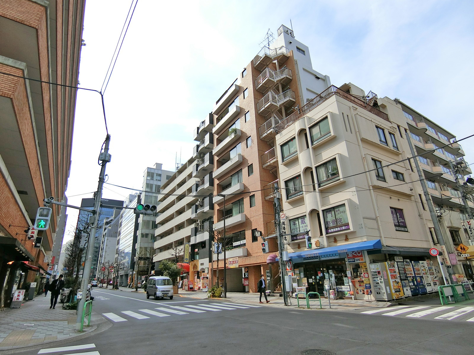 周辺はオフィスや店舗が多いエリア