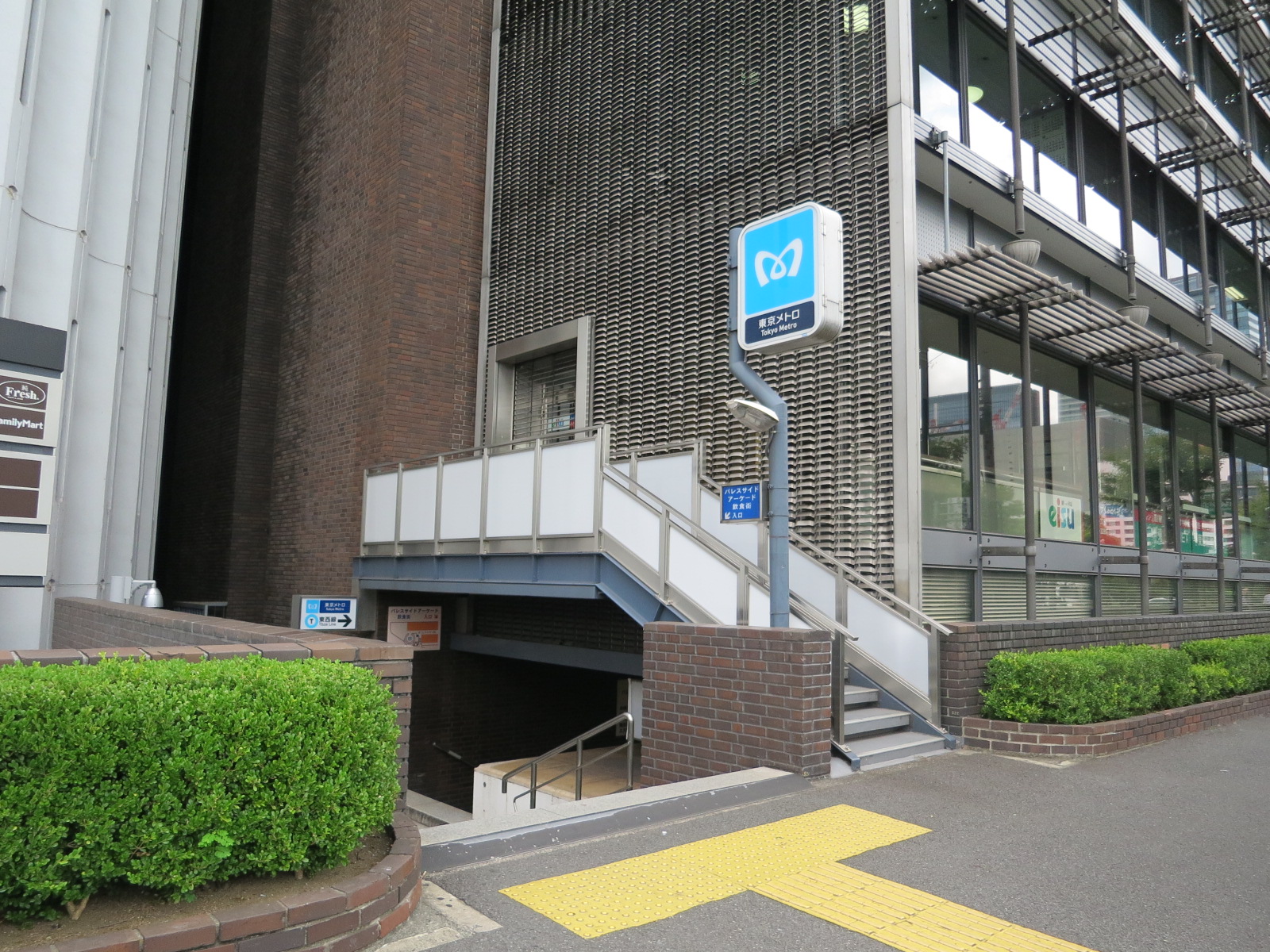 最寄りの「竹橋駅」