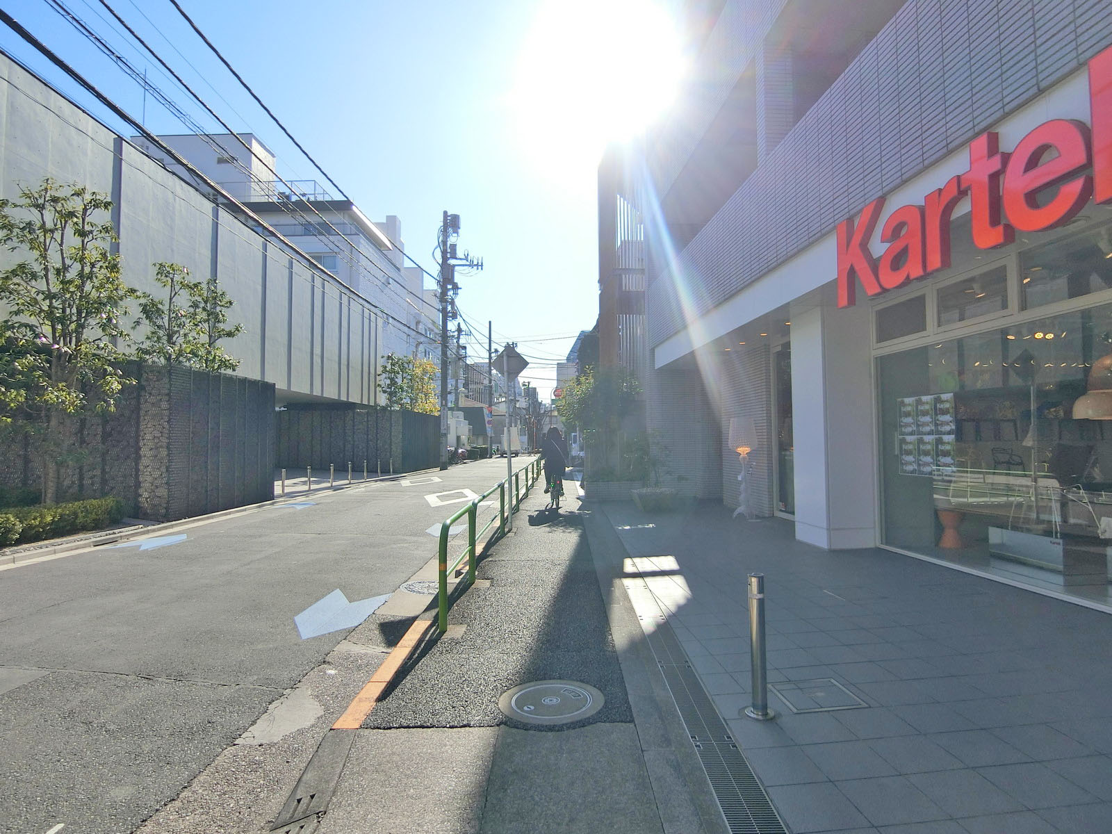 クワジマビル前面の通り