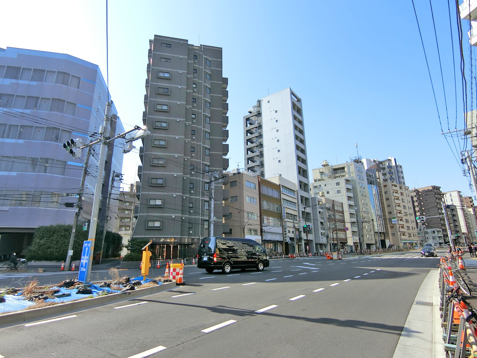 山手通り沿いに立地