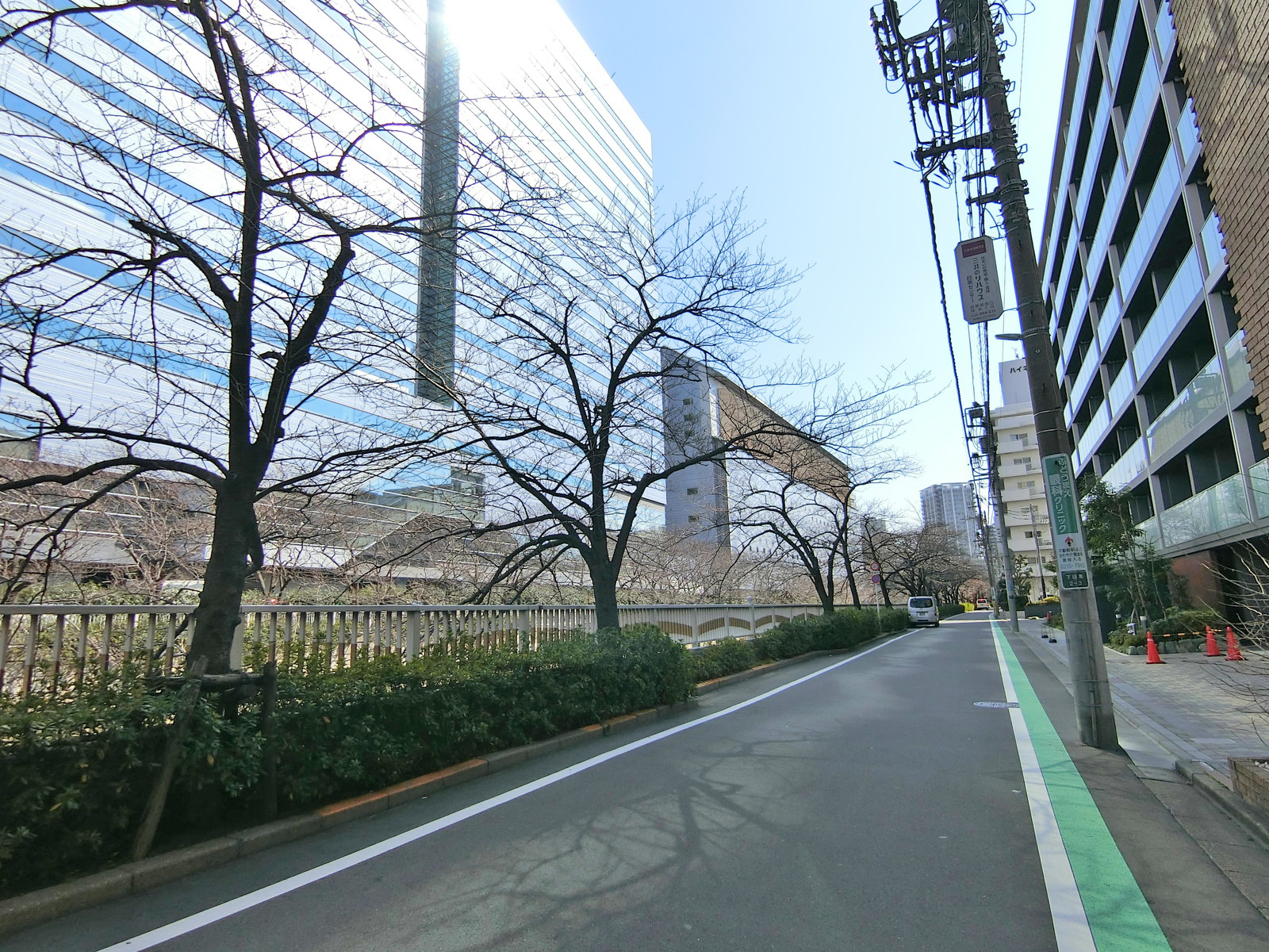 目黒川沿いに立地