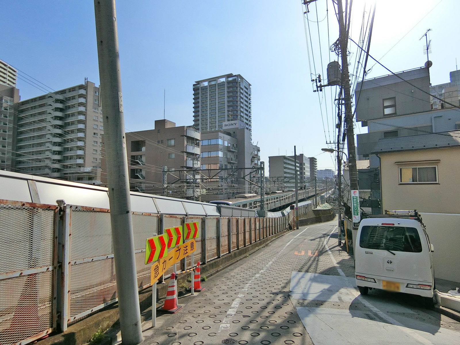 東急目黒線沿いに立地