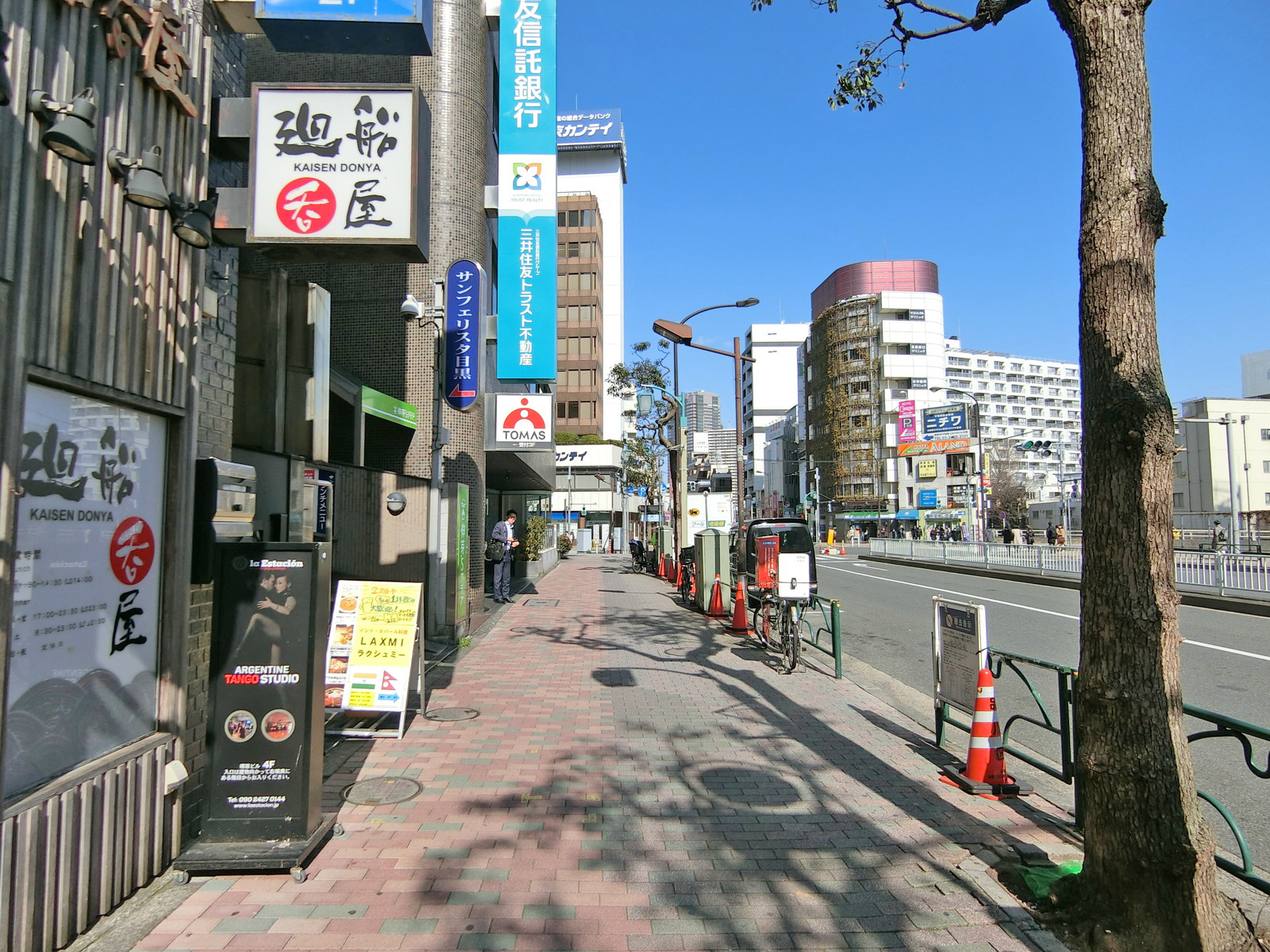 塚原ビル前面の通り