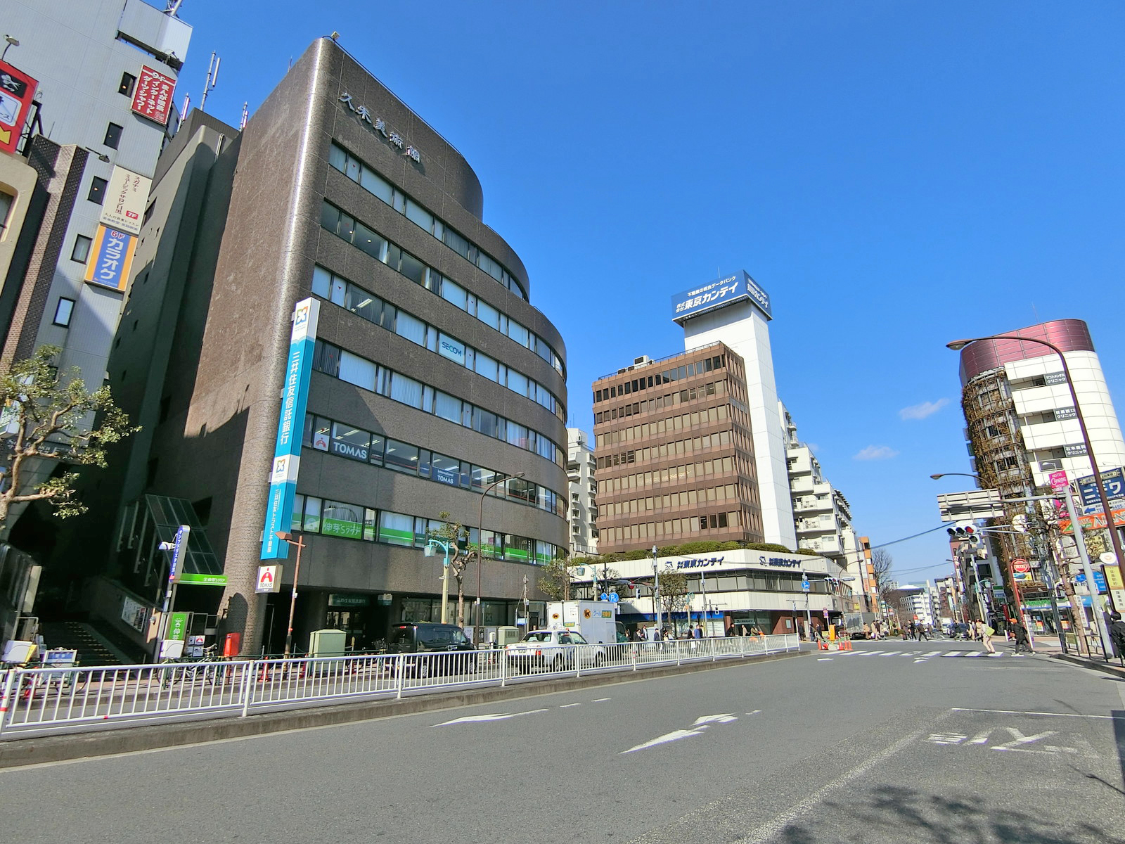 周辺はオフィスや店舗が多いエリア