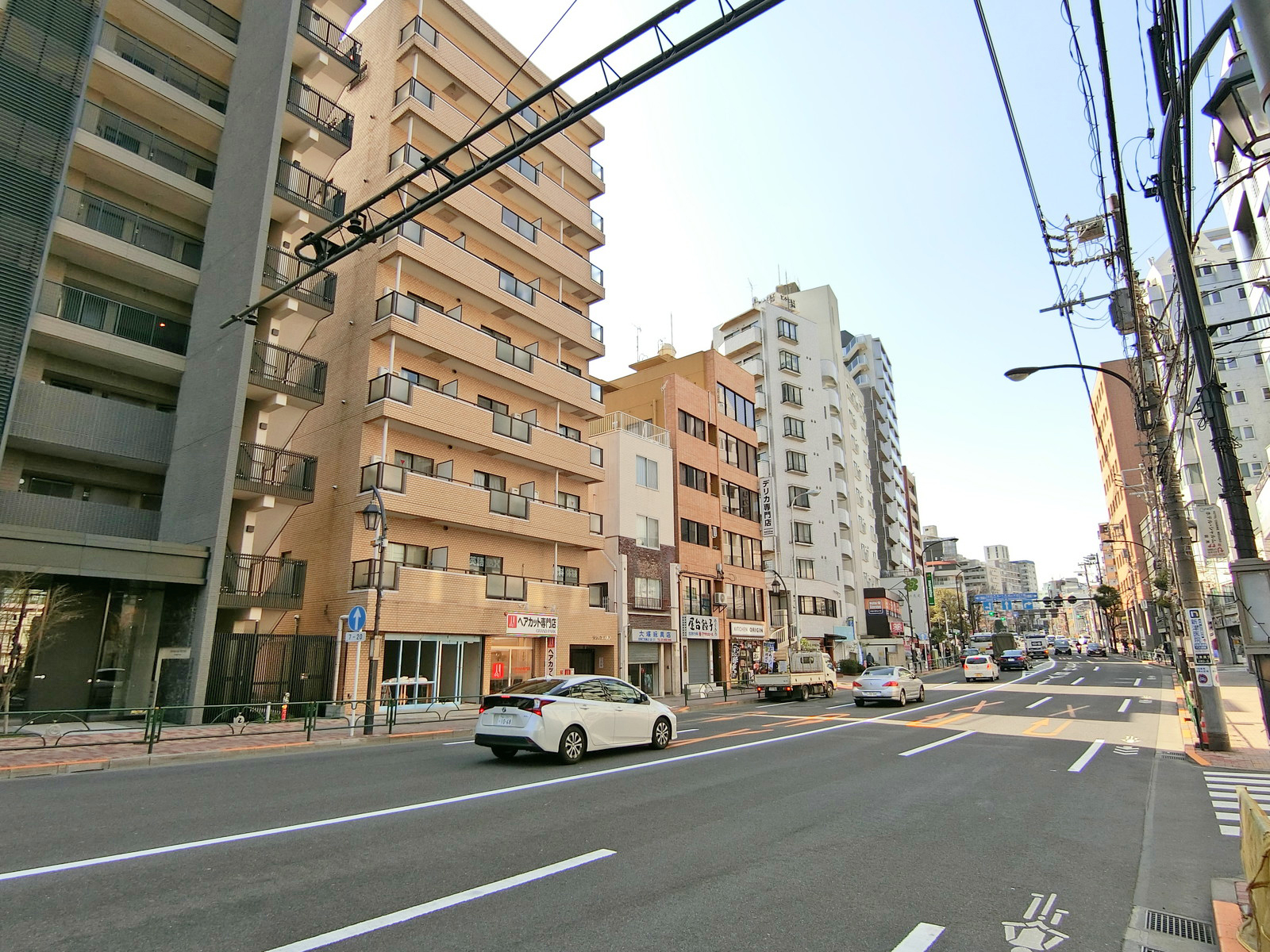 目黒通り沿いに立地