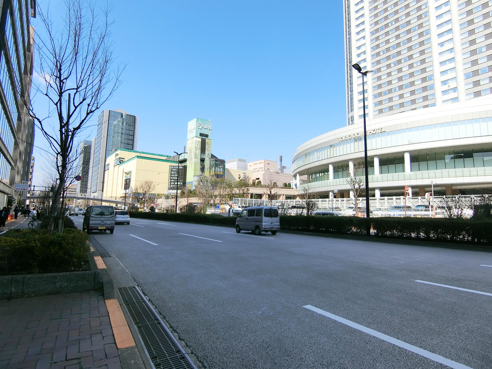 日本生命水道橋ビル前面の外堀通り