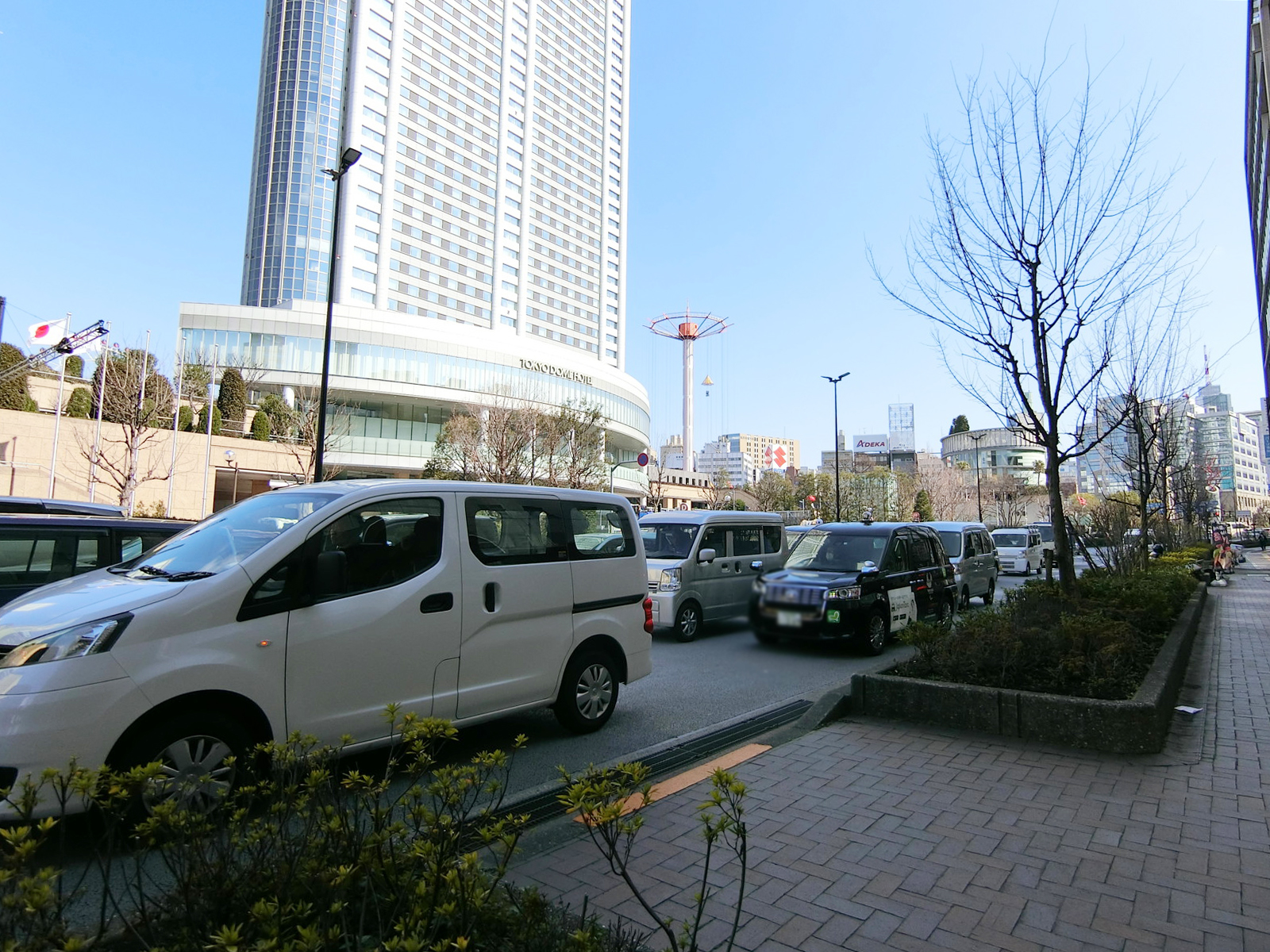 春日ビル前面の外堀通り