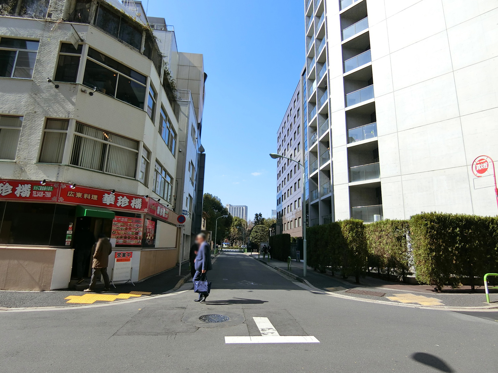御成門Sビル前面の通り