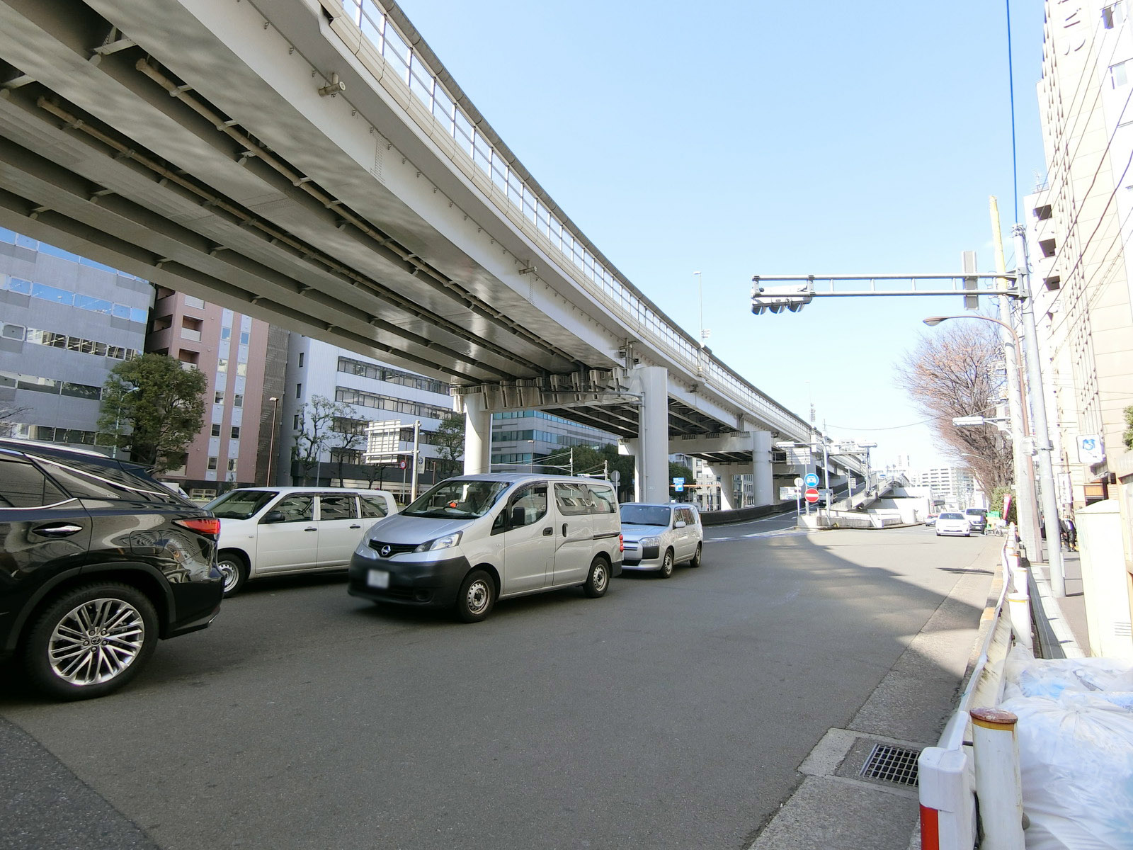 ビル前の千代田練馬田無線
