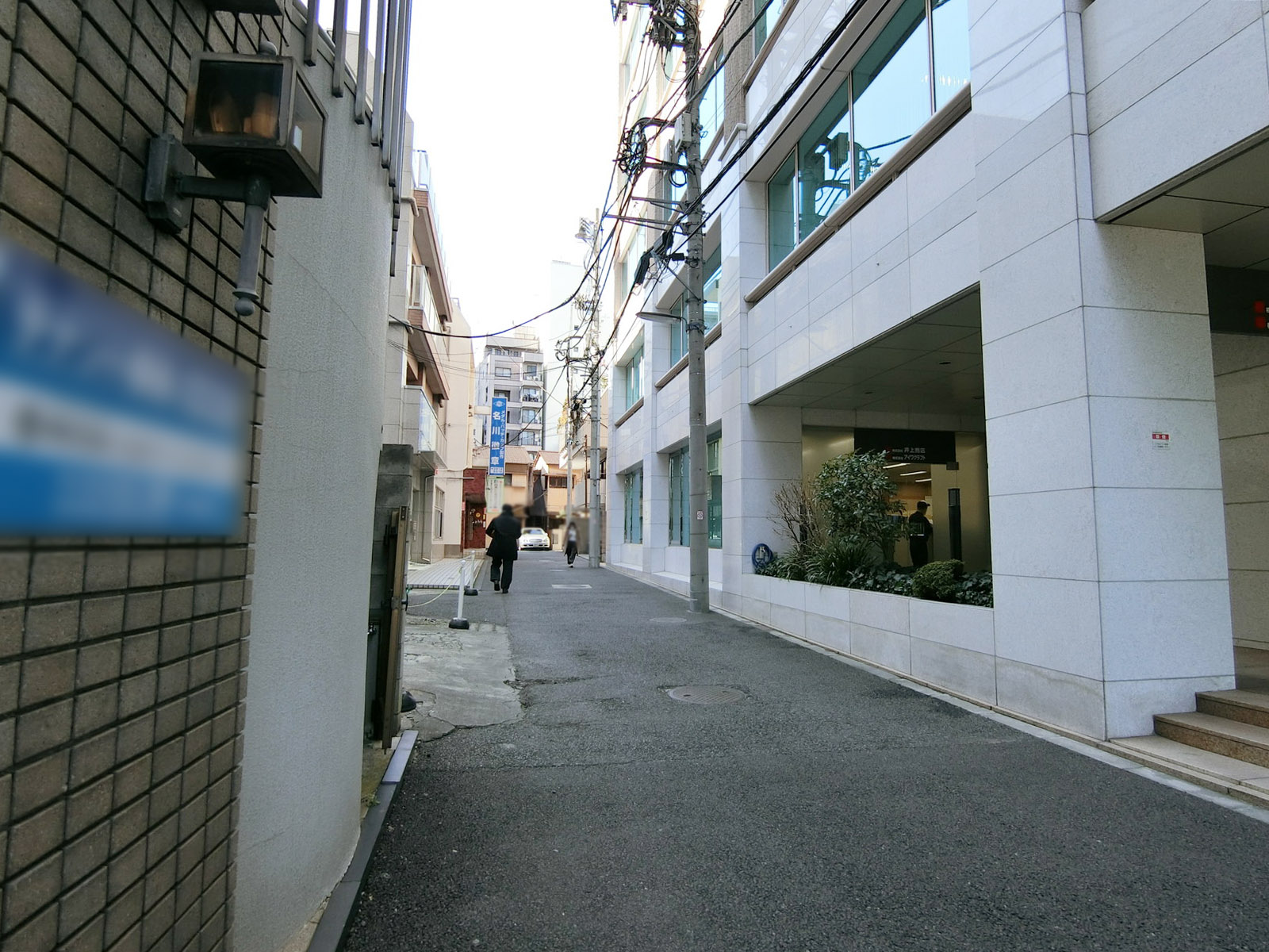 井上旭門ビル前面の通り