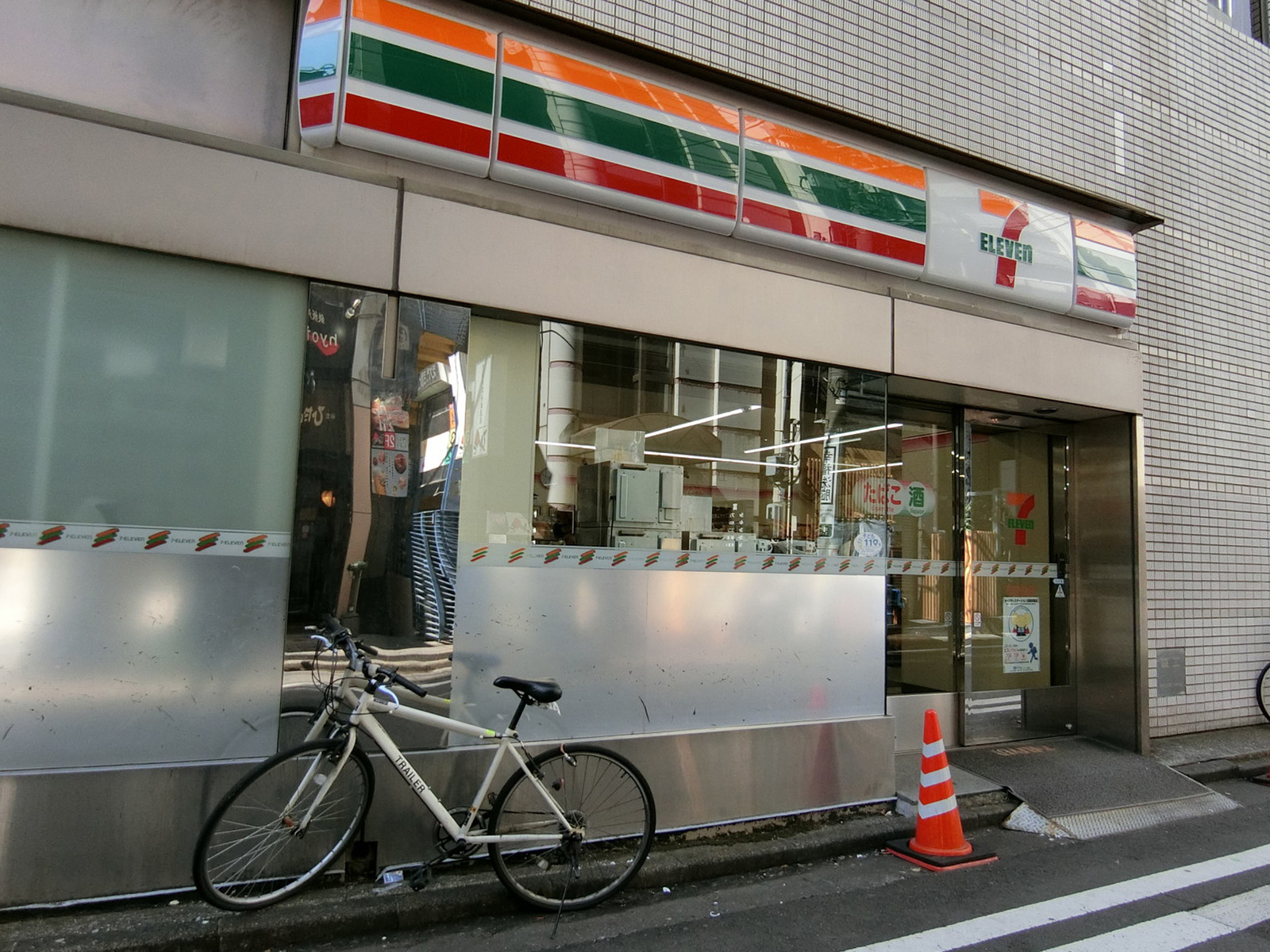隣のセブンイレブン